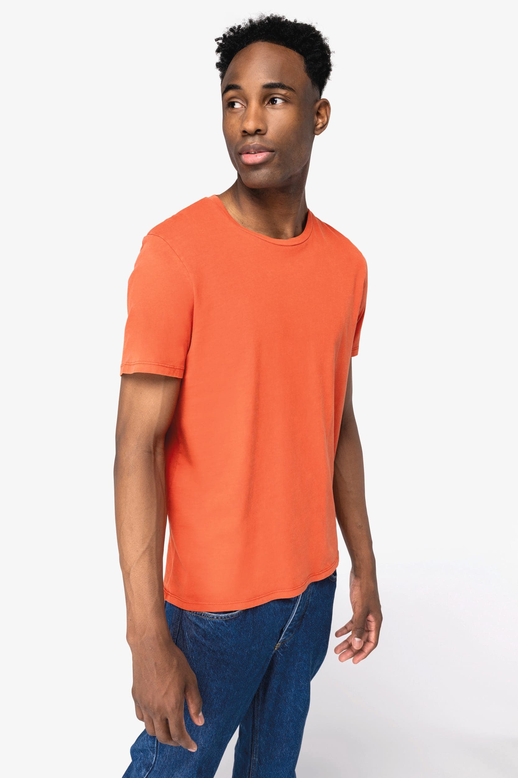 T-shirt écoresponsable délavé unisexe en situation