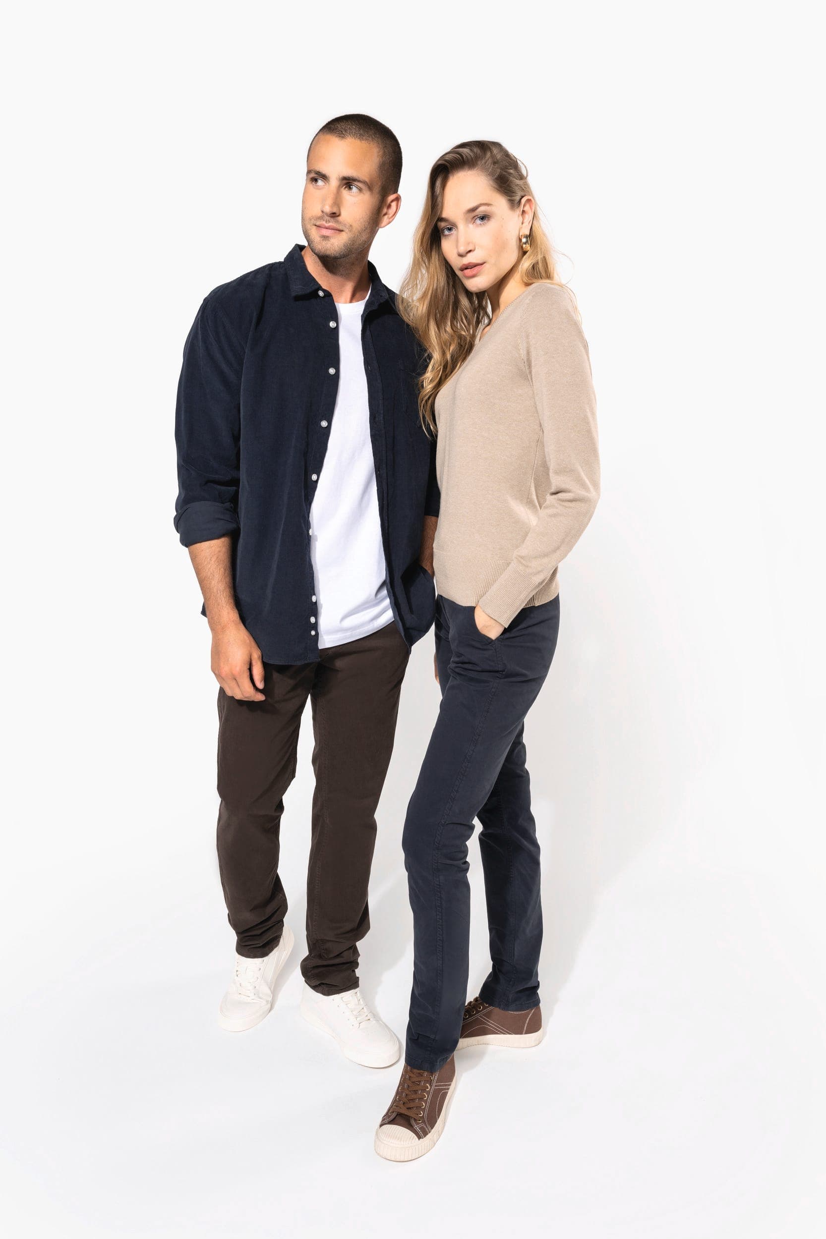 Pantalon chino femme en situation