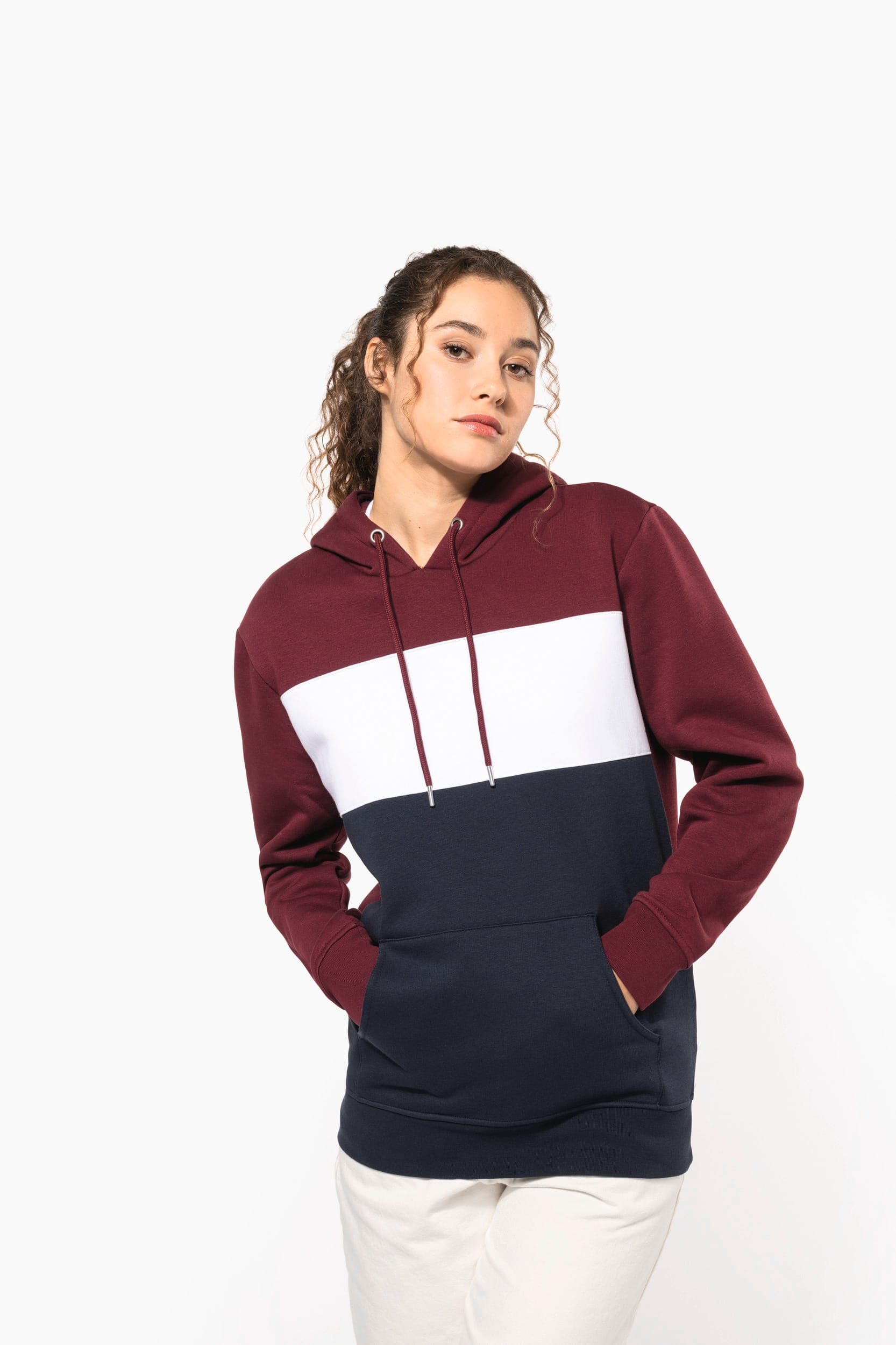 Sweat-shirt tricolore à capuche unisexe en situation