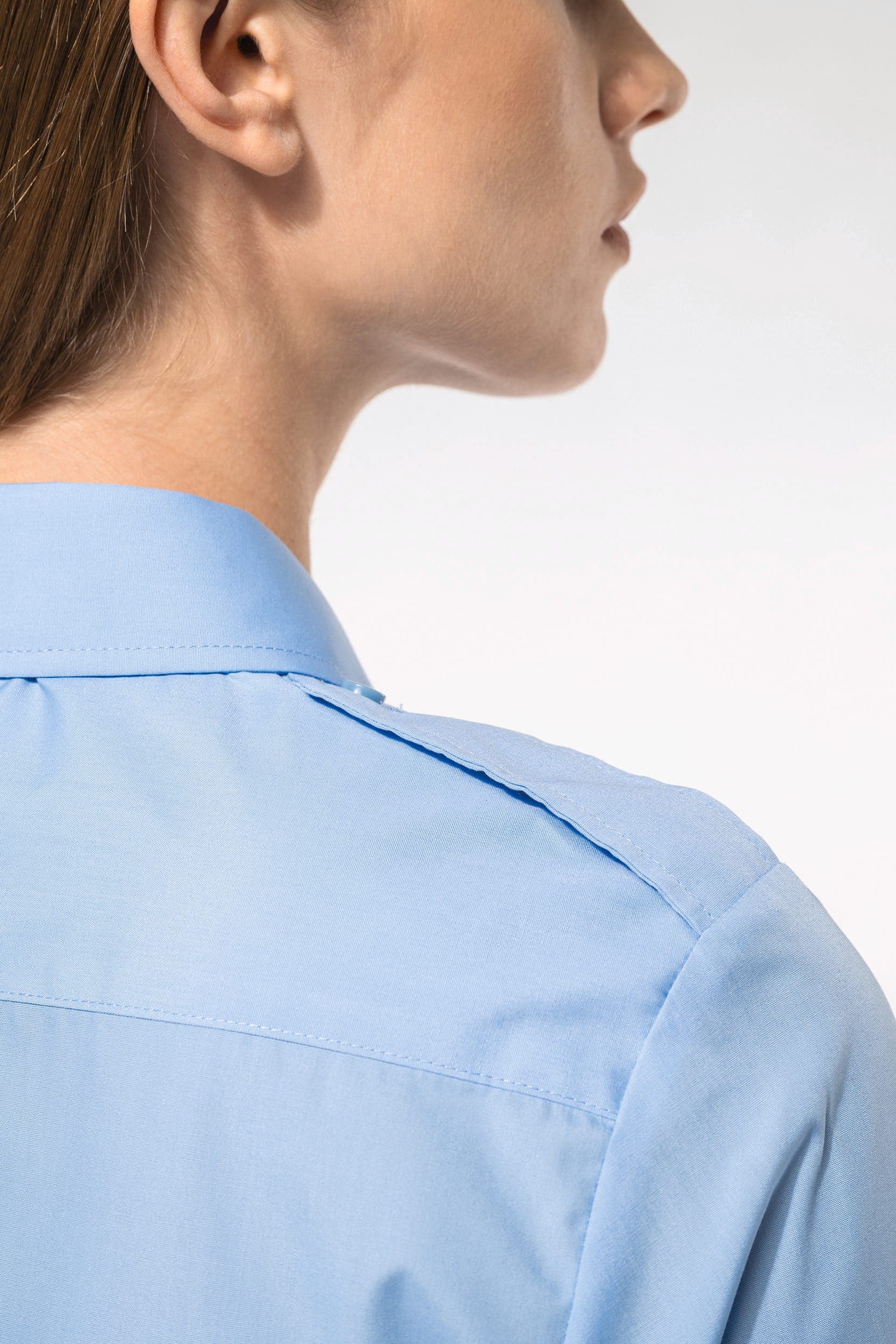 Chemise pilote manches longues femme en situation