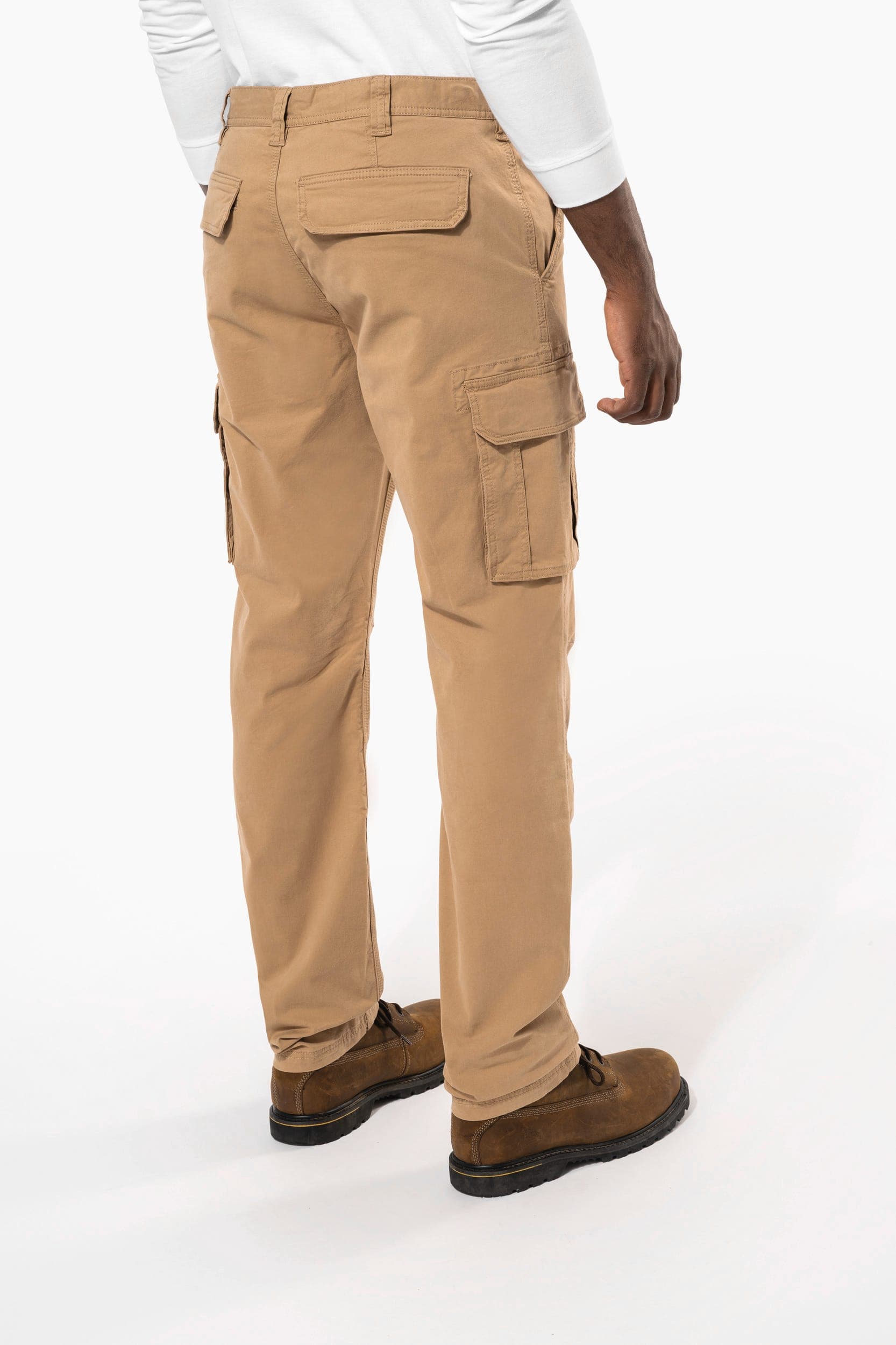Pantalon multipoches homme en situation