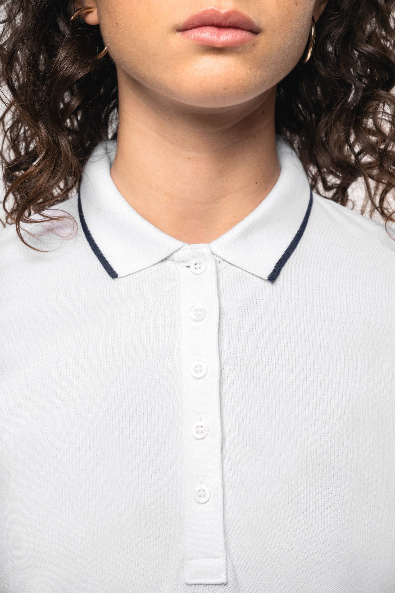 Polo maille piquée manches courtes femme en situation