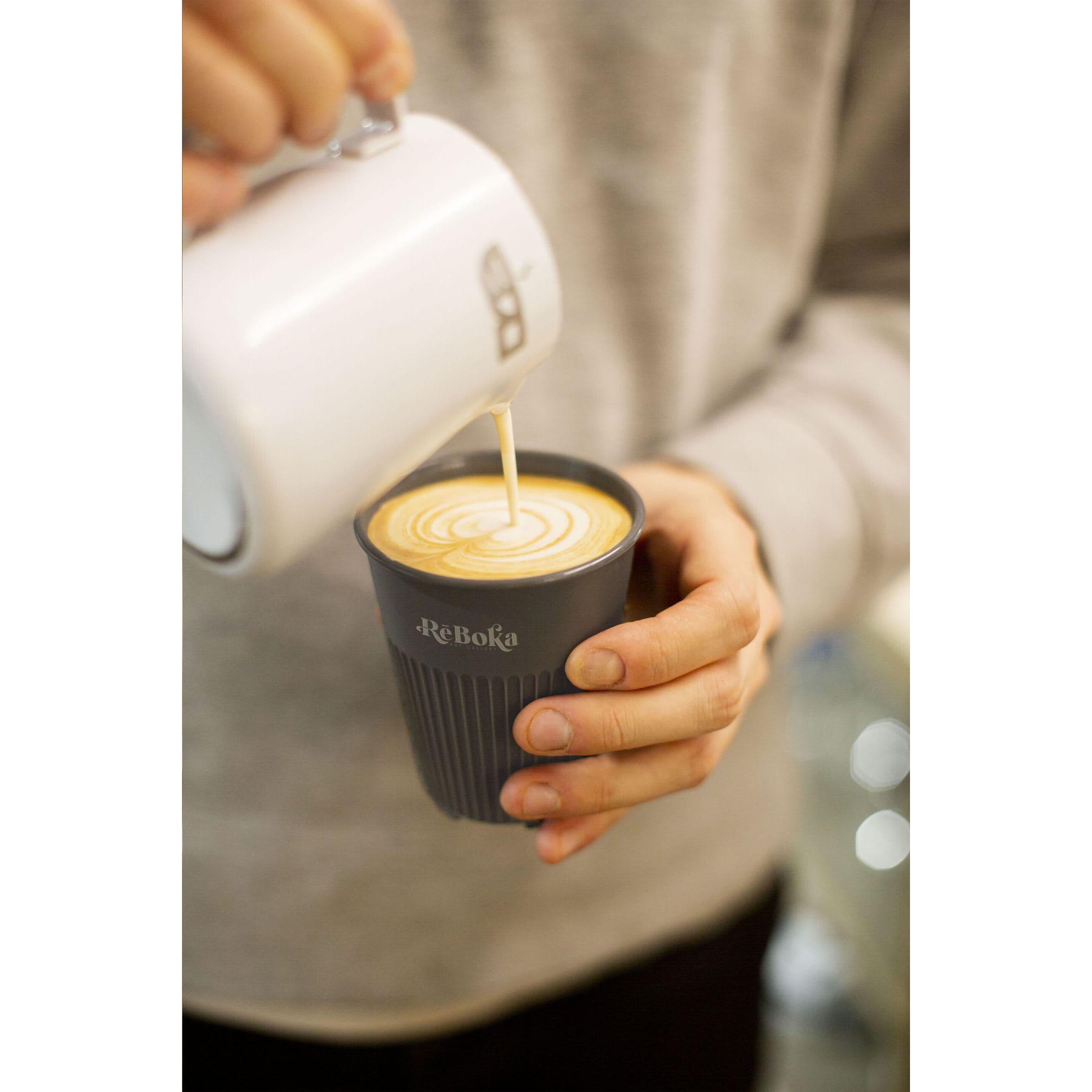 Mug Circular&Co réutilisable couvercle 227 ml en situation