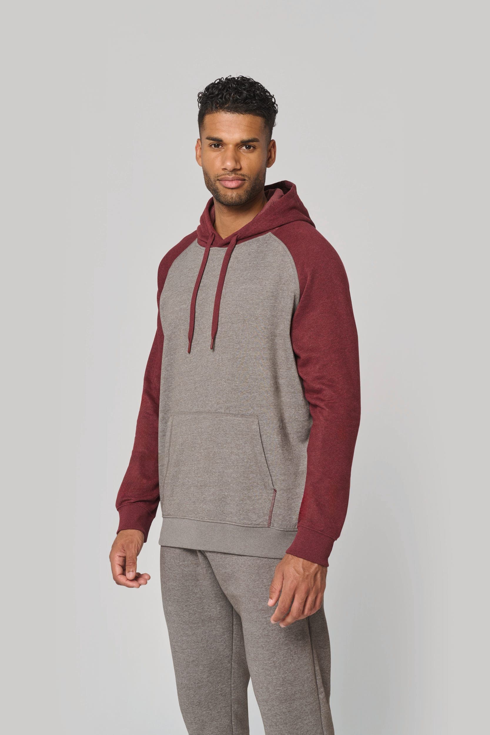 Sweat-shirt à capuche bicolore unisexe en situation