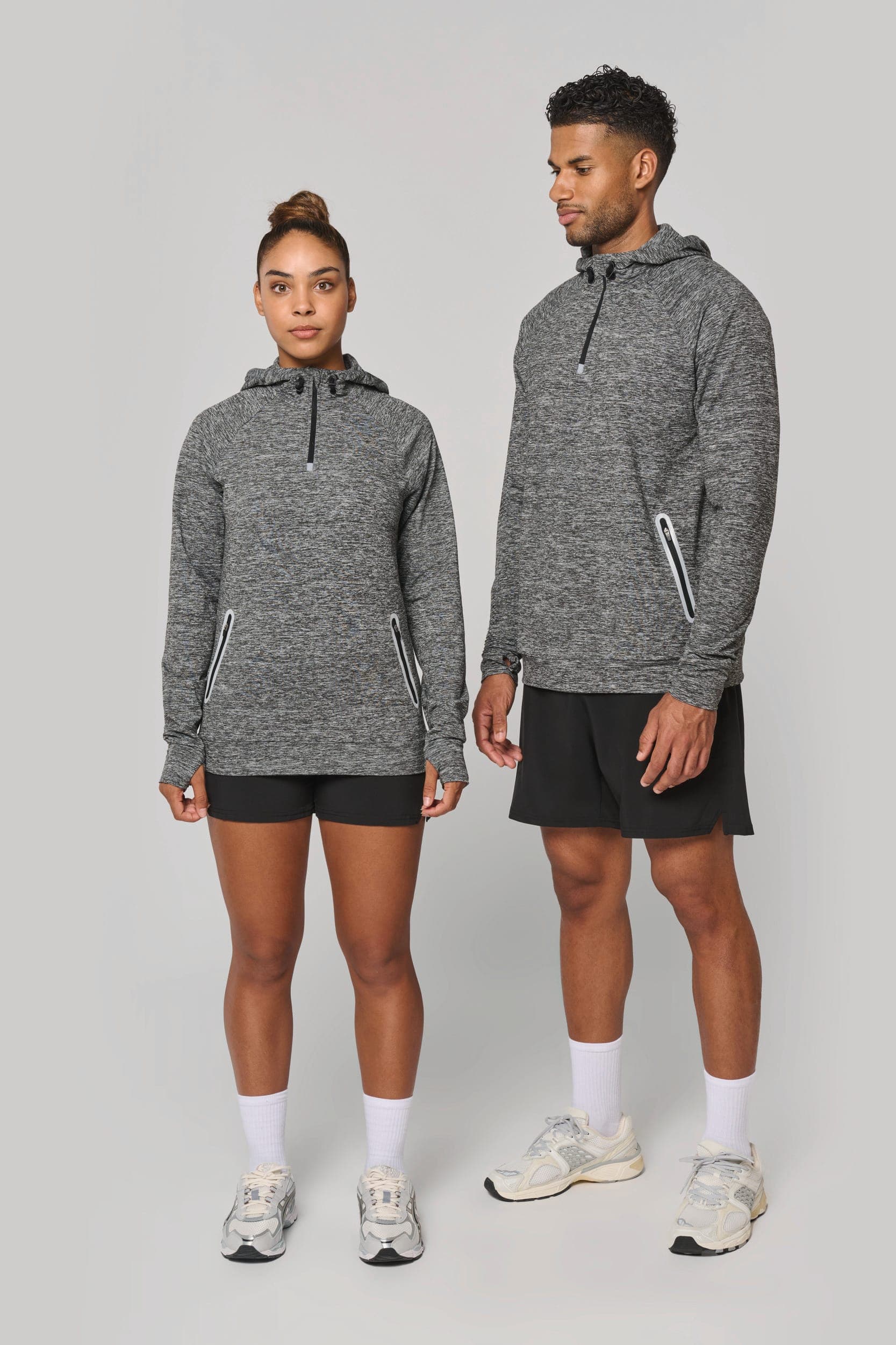 Sweat-shirt à capuche 1/4 zip sport unisexe en situation
