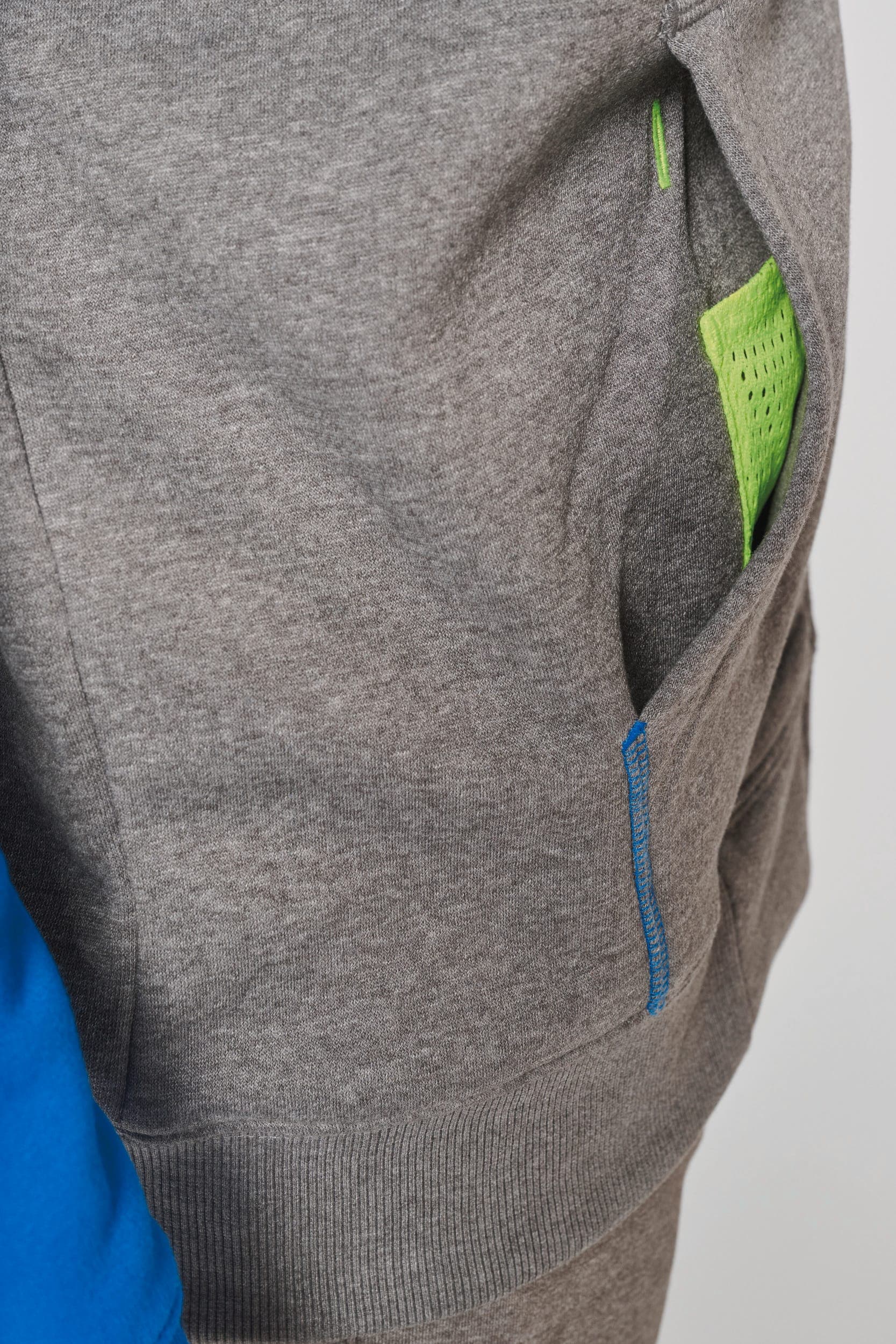 Veste molleton zippée capuche bicolore unisexe en situation