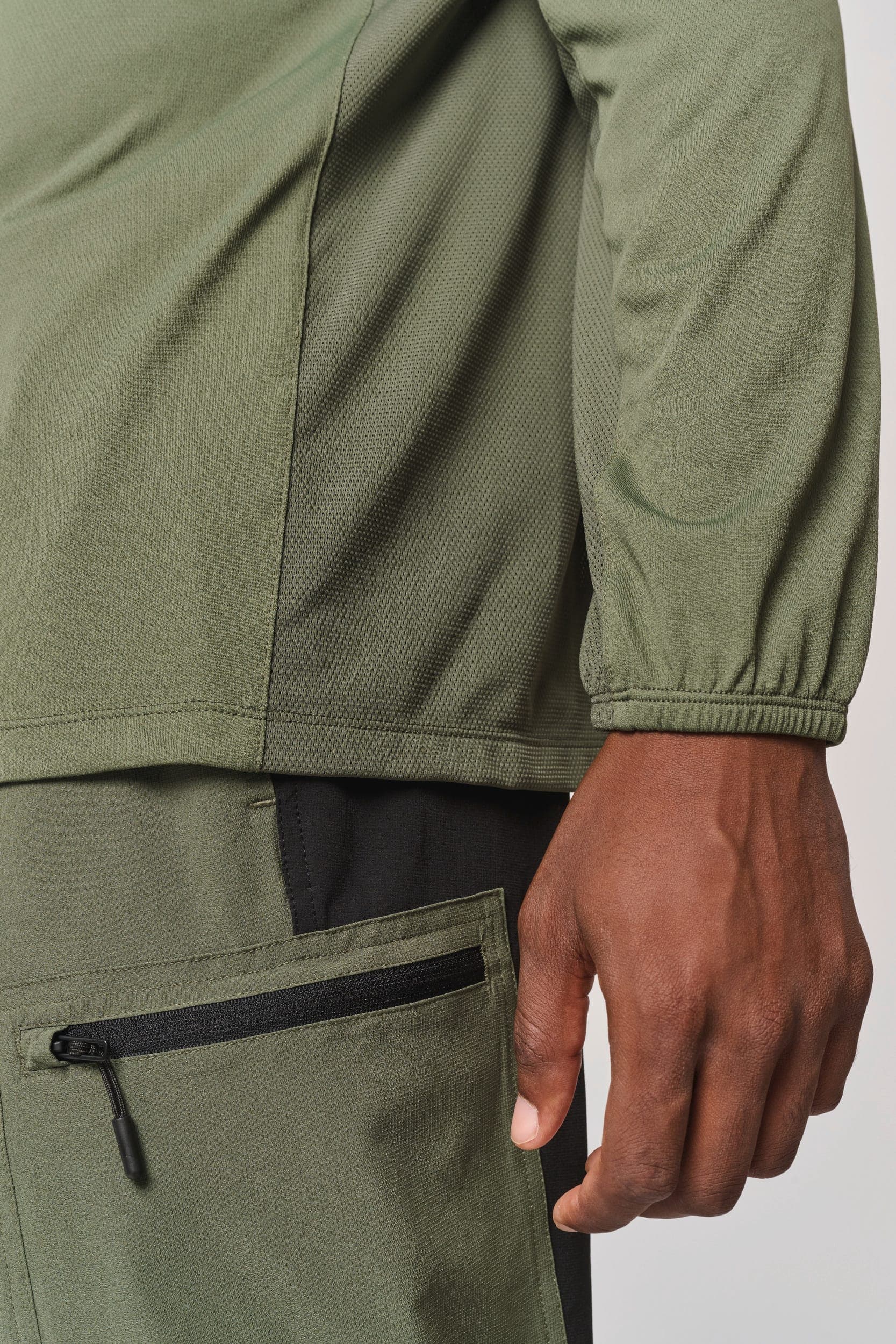 T-shirt outdoor col 1/4 zip manches longues unisexe en situation