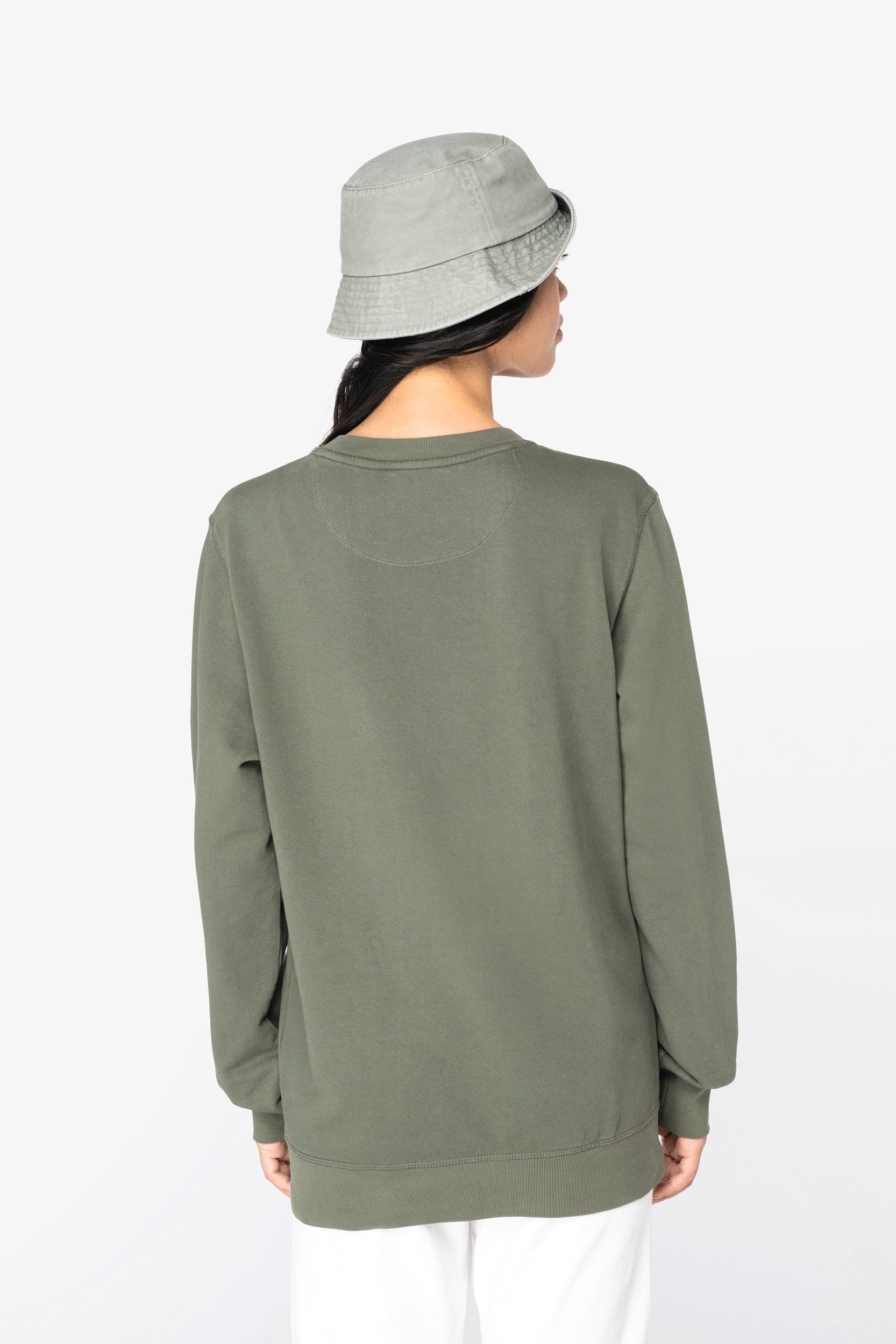 Sweat-shirt écoresponsable à col rond French Terry unisexe en situation
