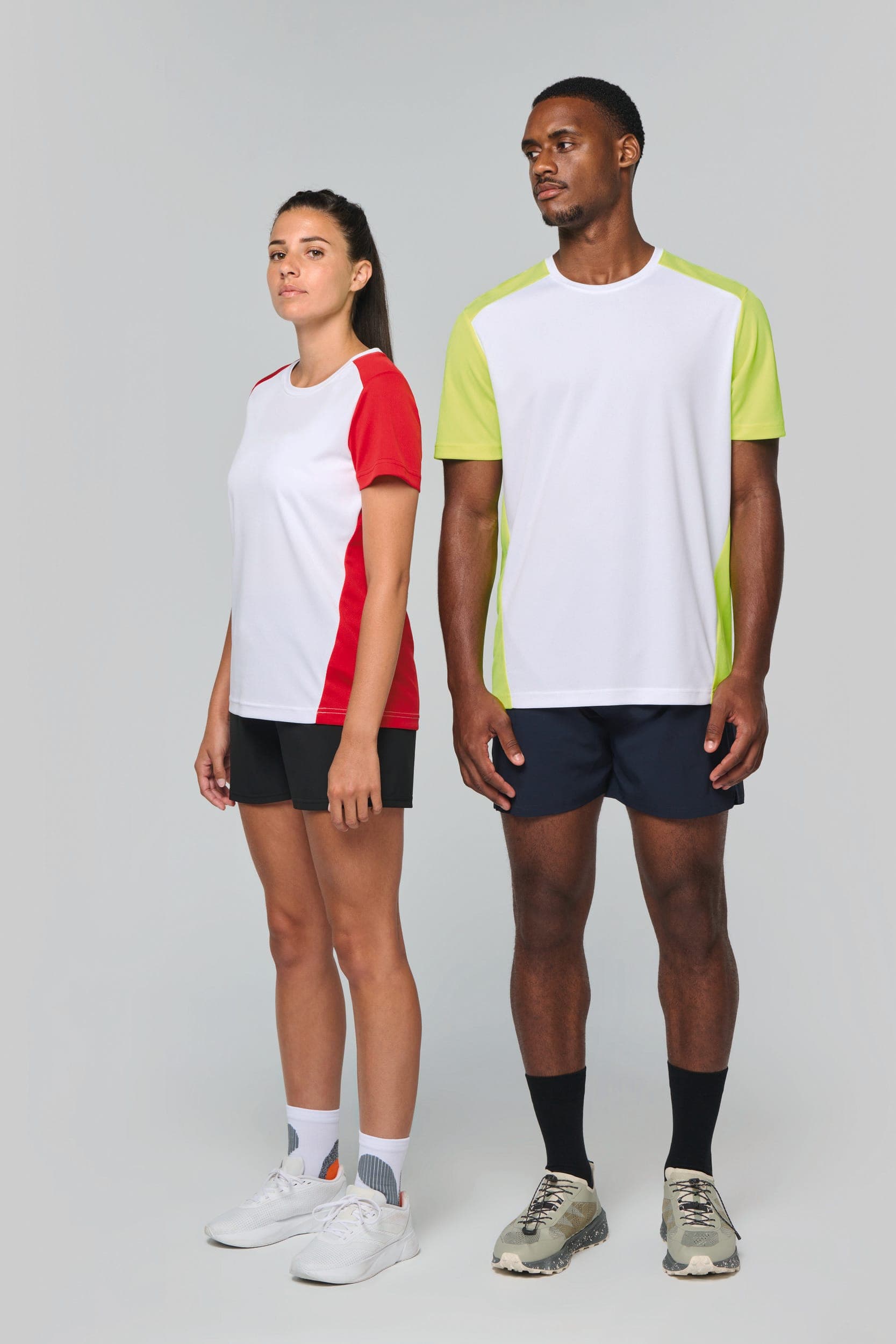 T-shirt de sport écoresponsable bicolore homme en situation