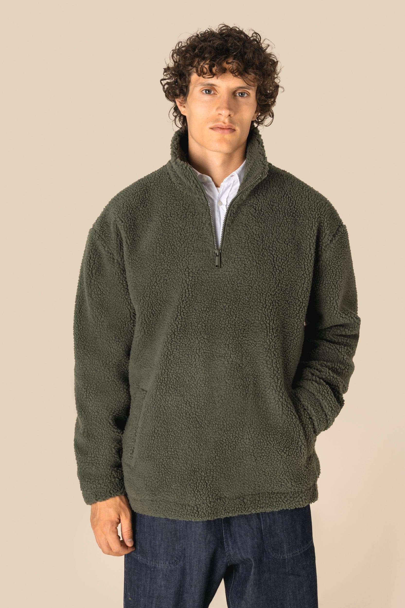 Sweat-shirt 1/4 zip à épaules tombantes en sherpa unisexe en situation