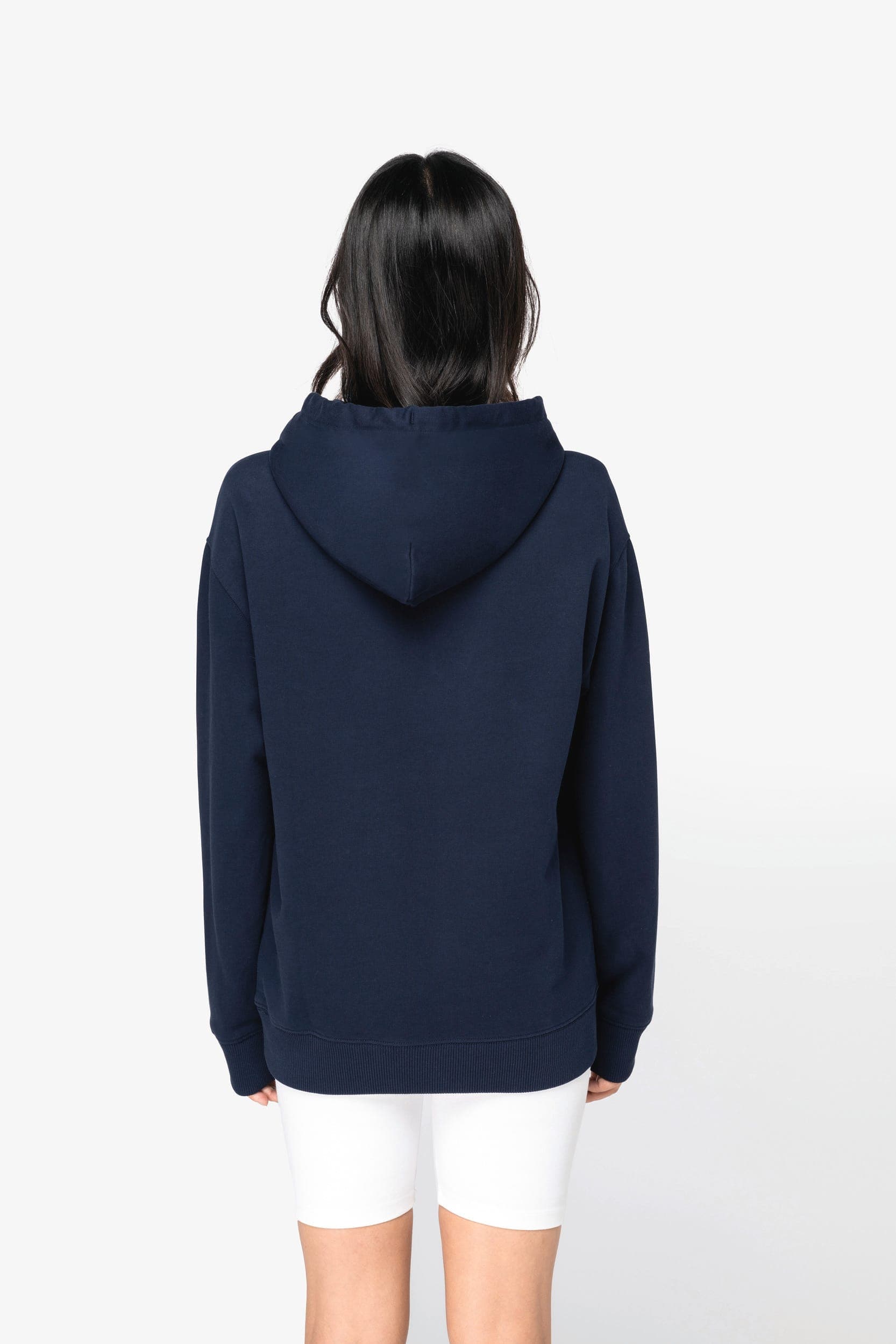 Sweat-shirt écoresponsable à capuche  à épaules tombantes French Terry unisexe en situation