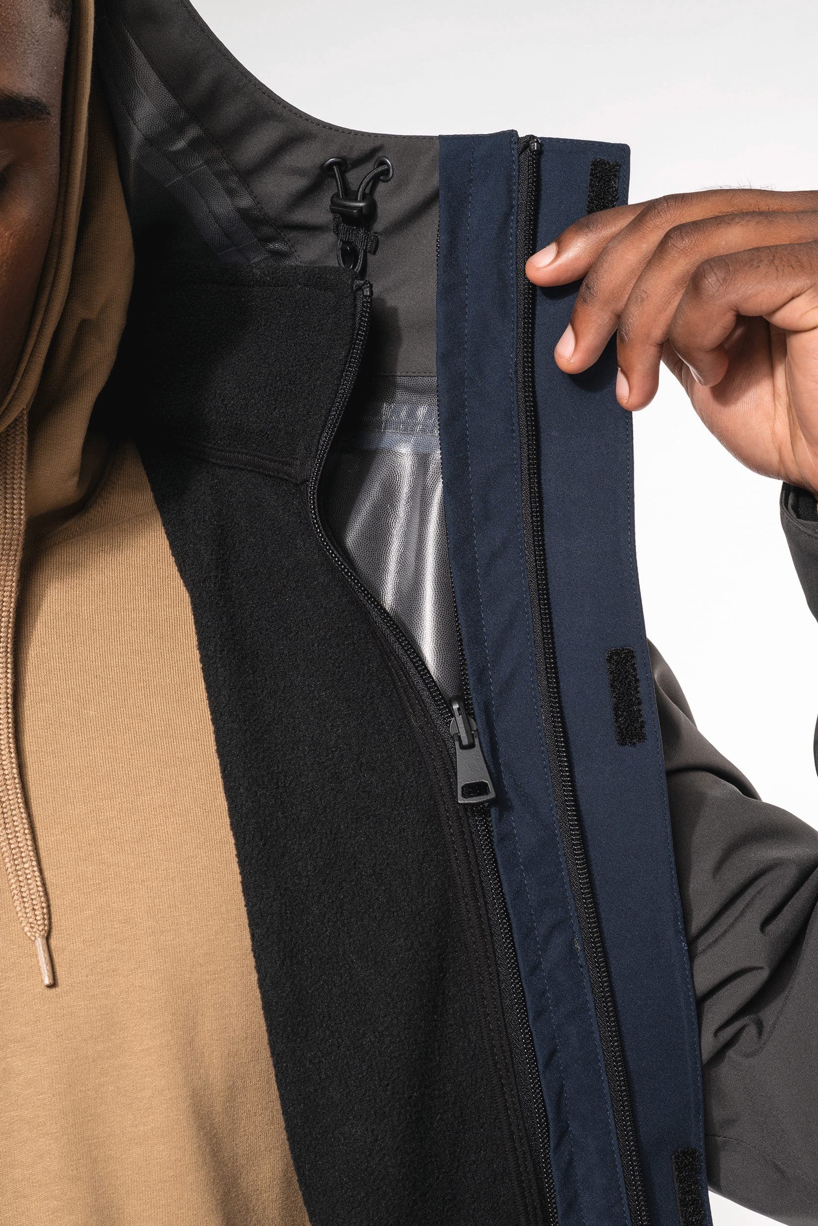 Parka 3-en-1 imperméable à capuche bicolore unisexe en situation