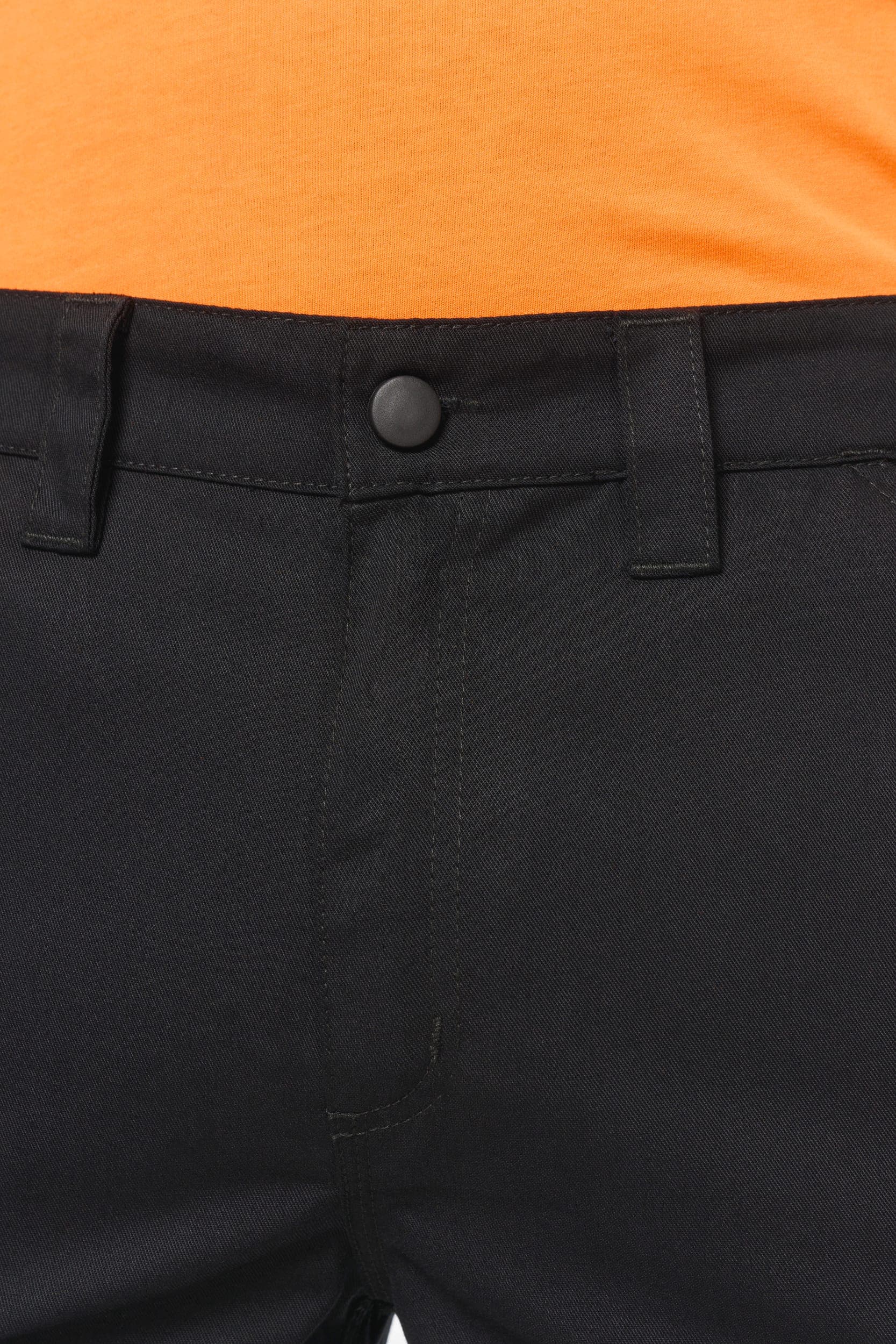 Pantalon cargo unisexe avec bas élastiqué en situation