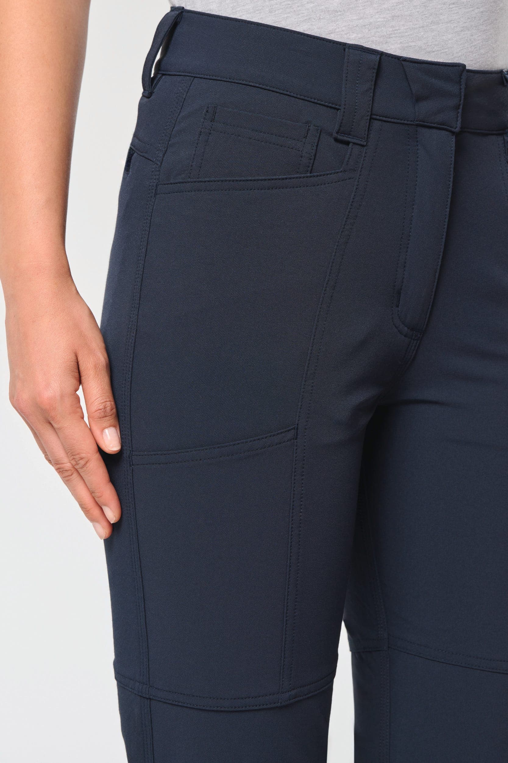 Pantalon recyclé stretch femme en situation