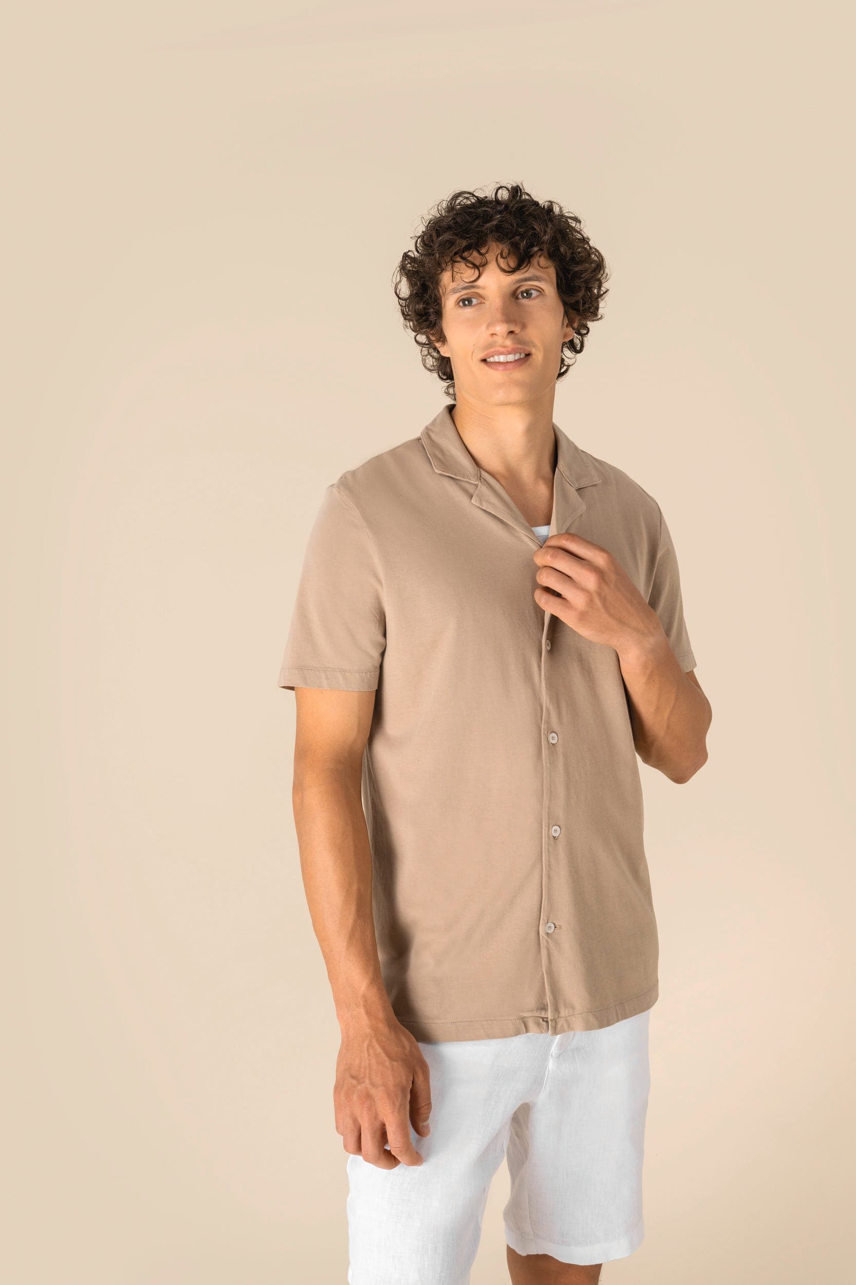 Chemise écoresponsable à col bowling délavée en jersey manches courtes homme en situation