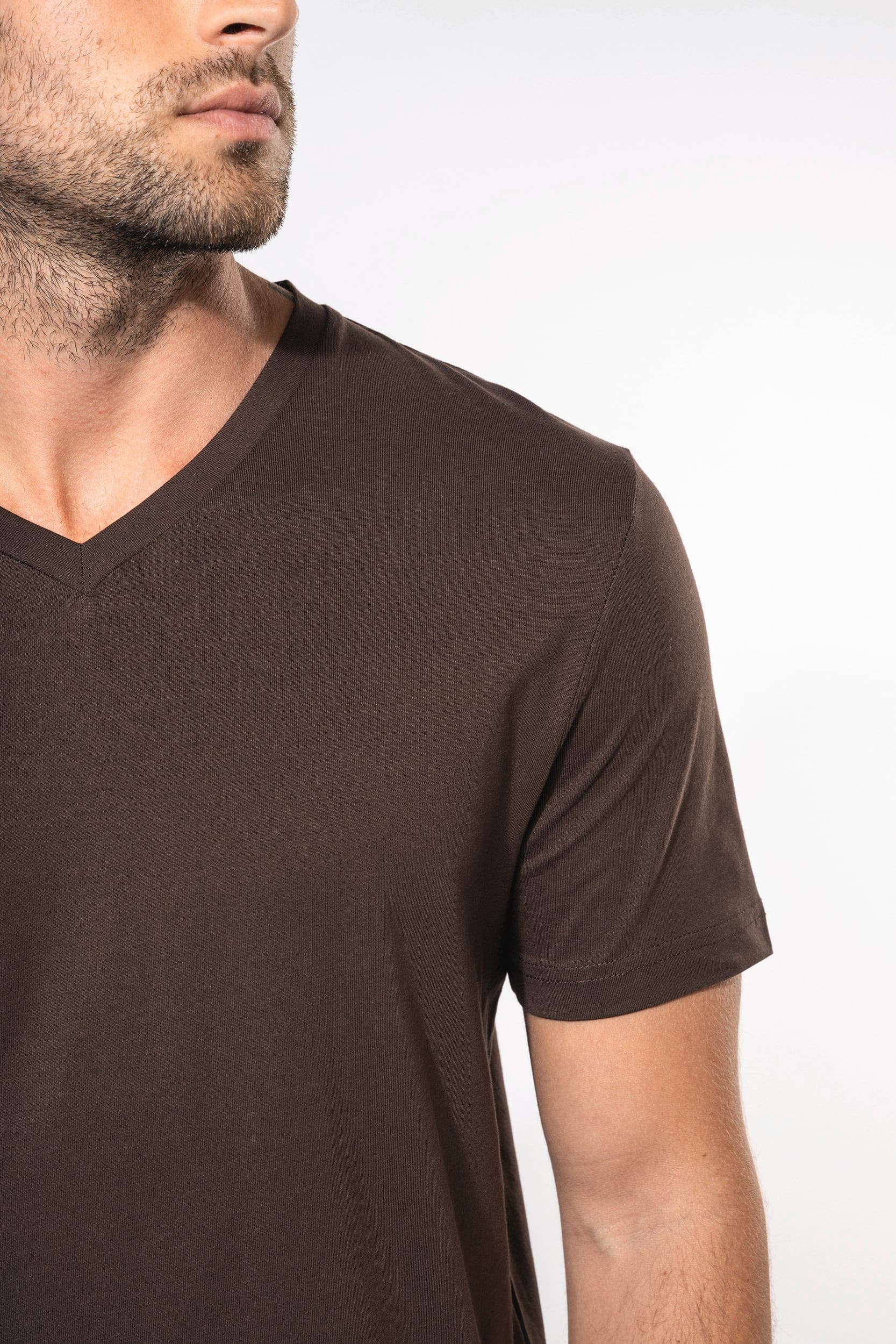 T-shirt col V manches courtes homme en situation