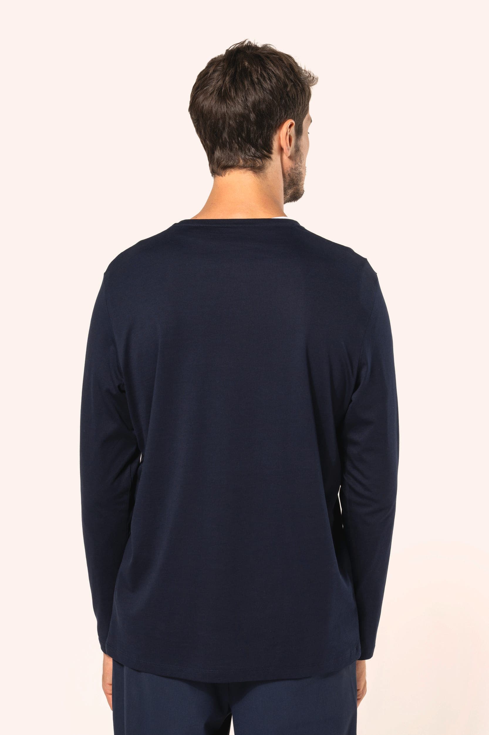 T-shirt Supima® col rond manches longues homme en situation