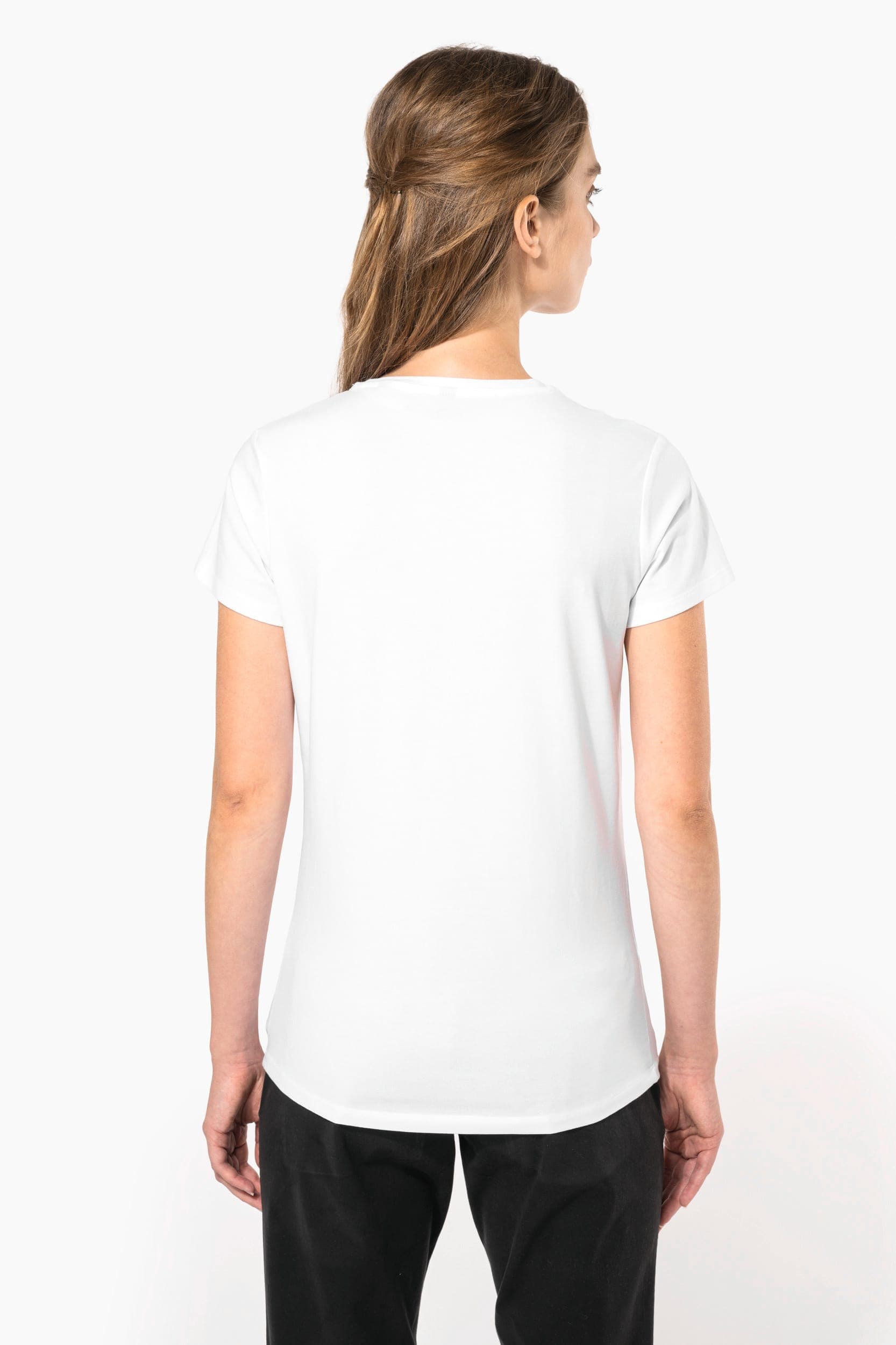 T-shirt col V manches courtes femme en situation