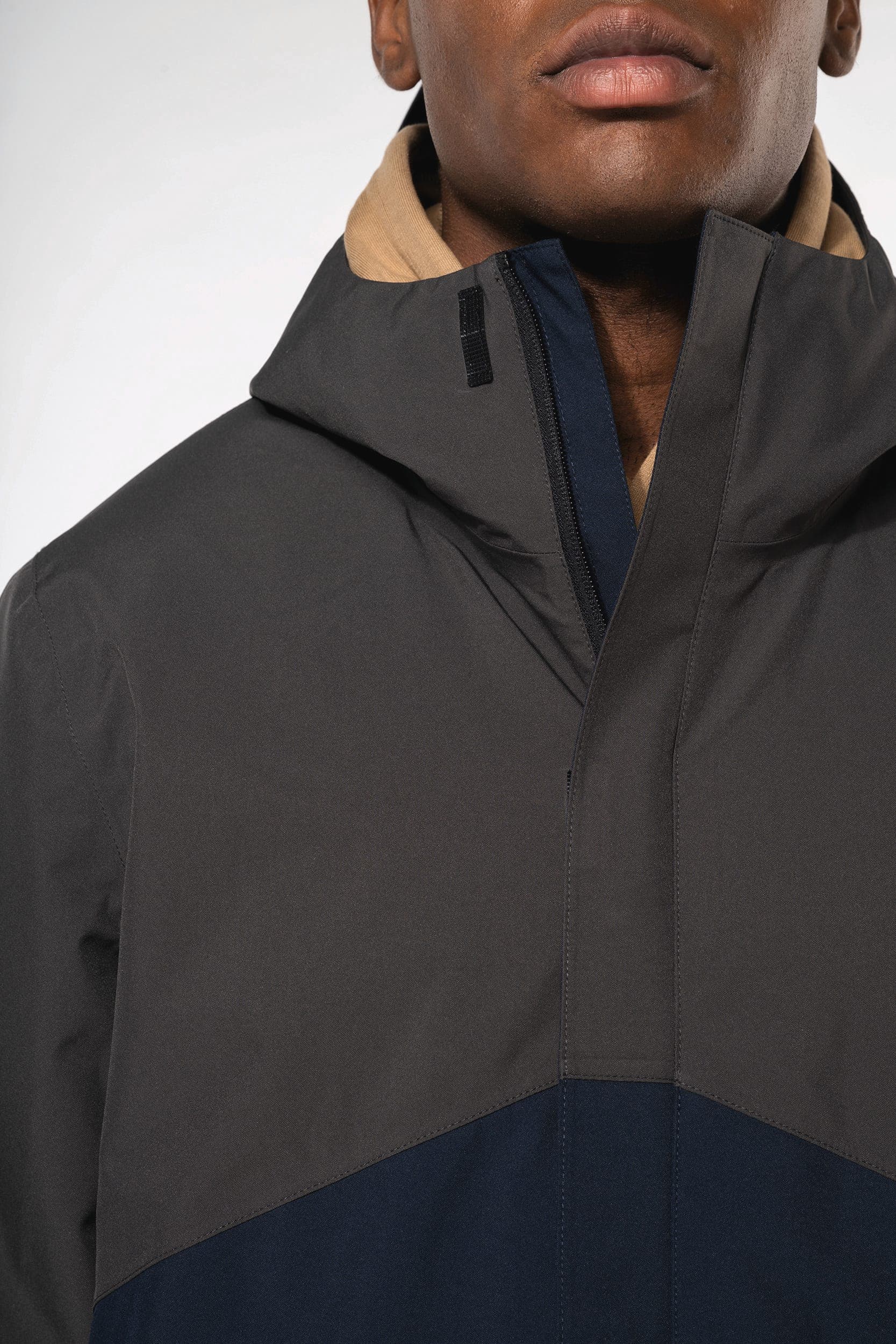 Parka 3-en-1 imperméable à capuche bicolore unisexe en situation