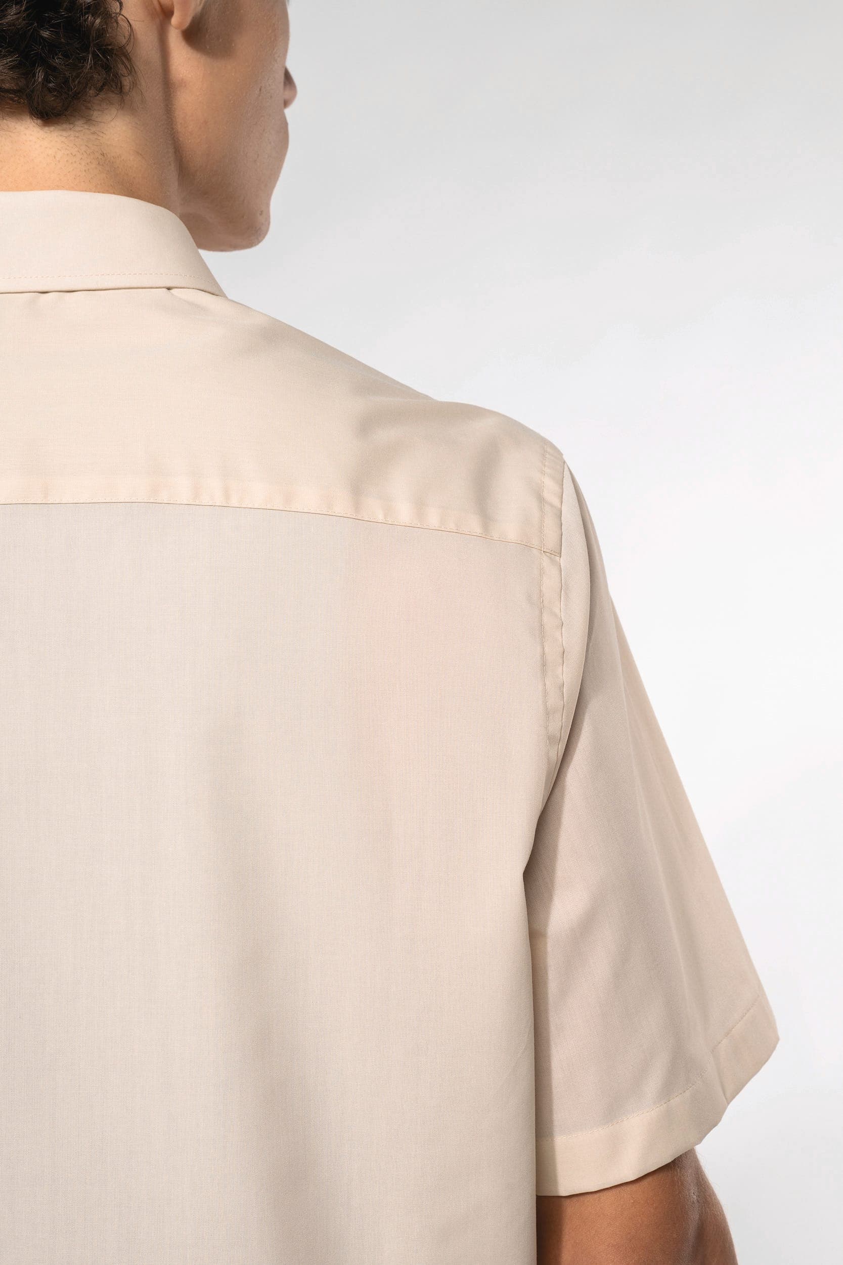 Chemise popeline polycoton manches courtes entretien facile homme en situation