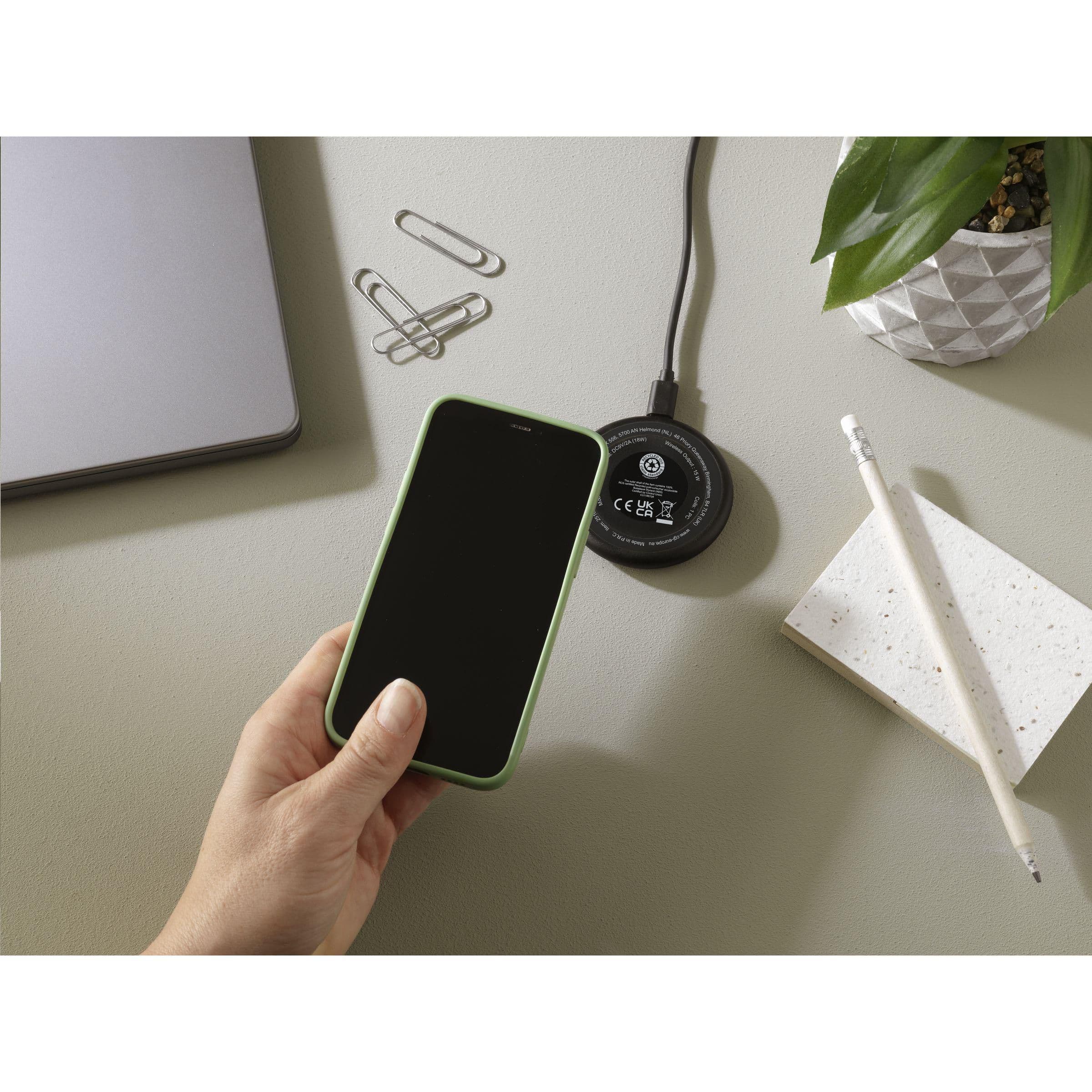 Chargeur sans fil magnétique tout-en-un RCS recyclé 15W en situation