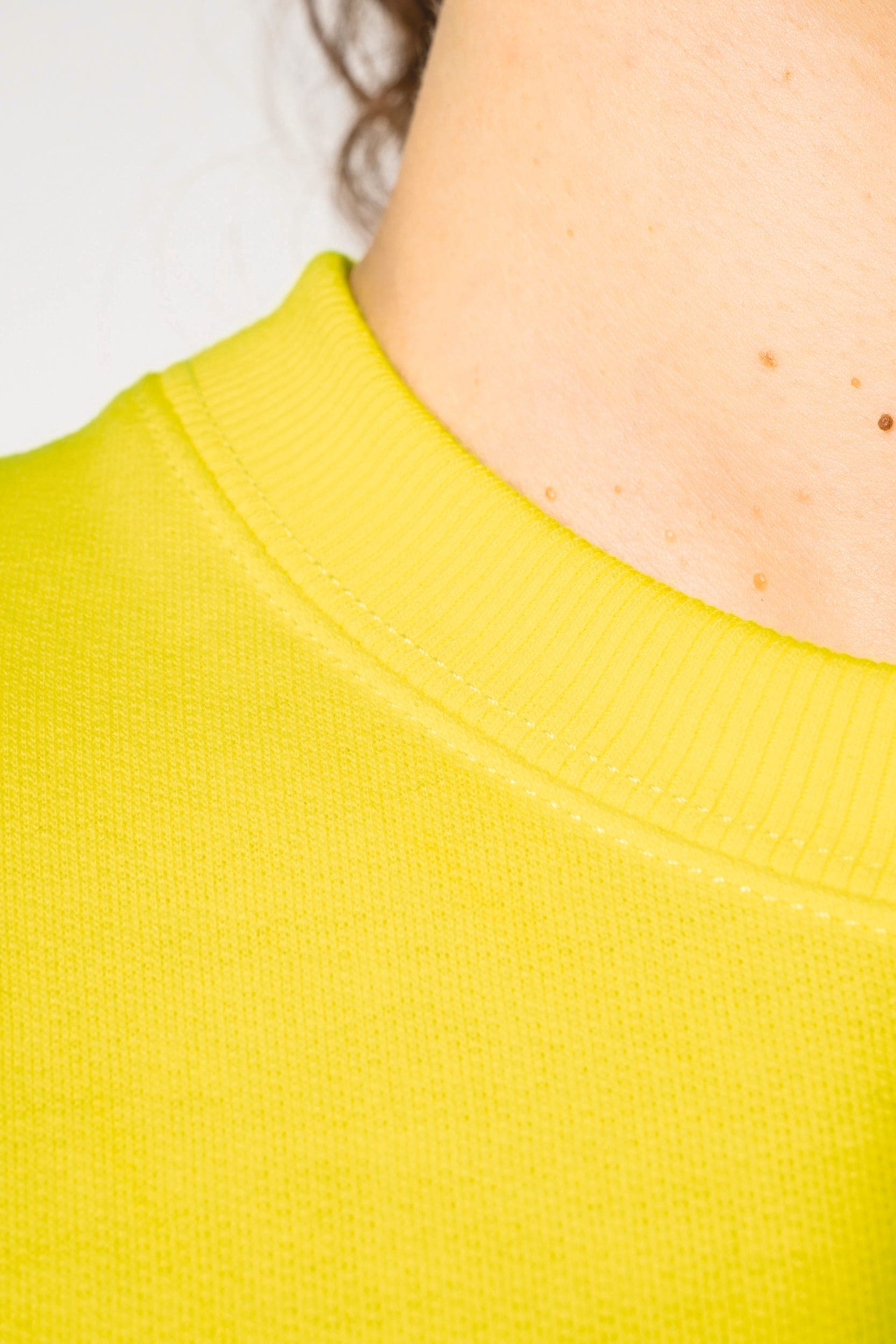 Sweat-shirt recyclé col rond unisexe en situation