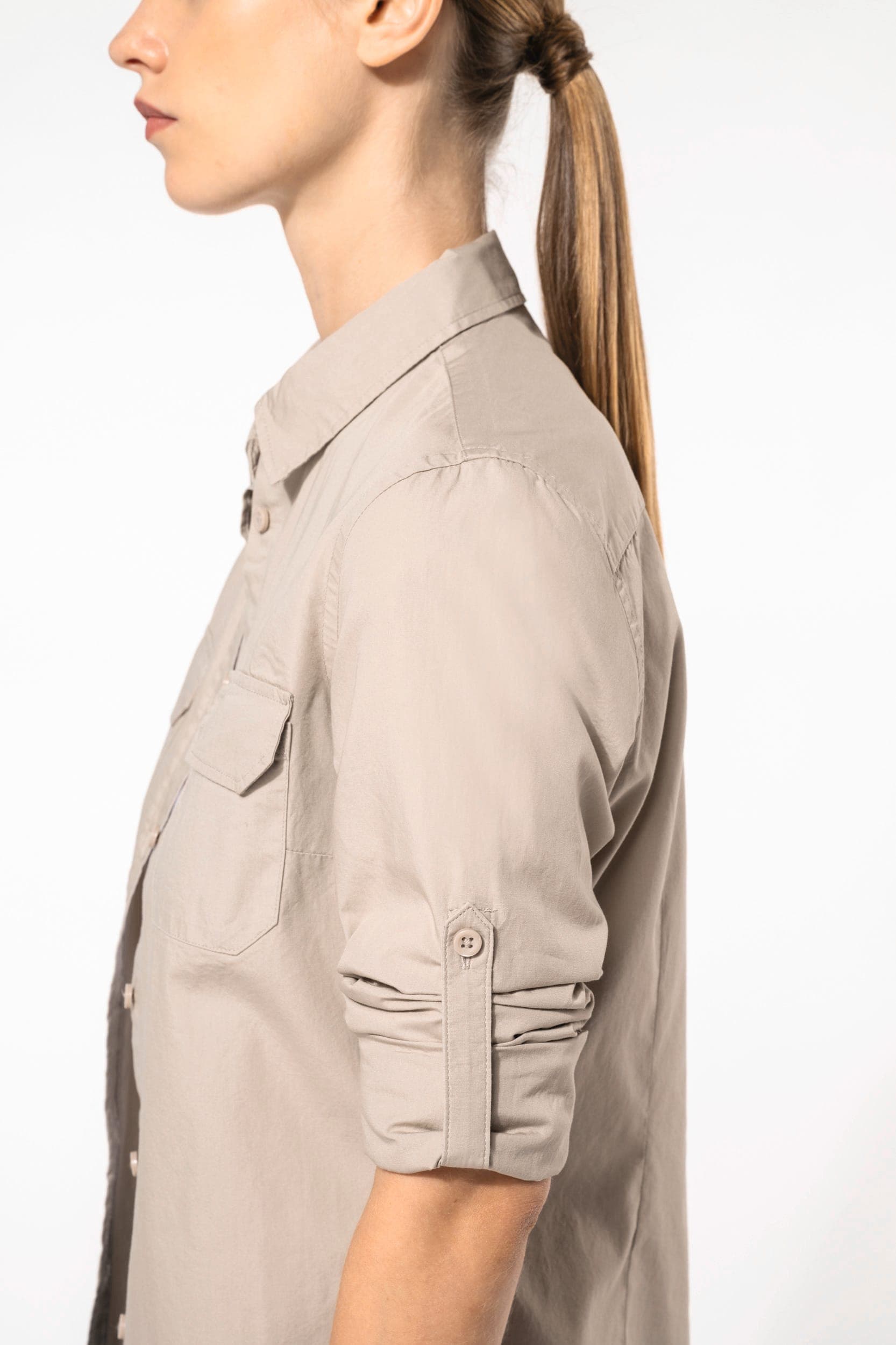 Chemise safari manches longues femme en situation