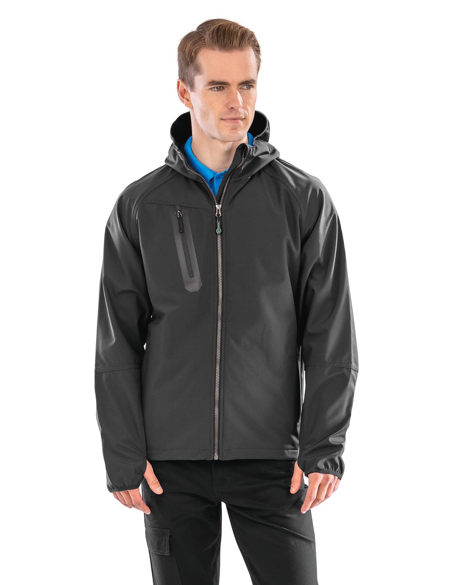 Veste Softshell 3 couches recyclée à capuche unisexe en situation