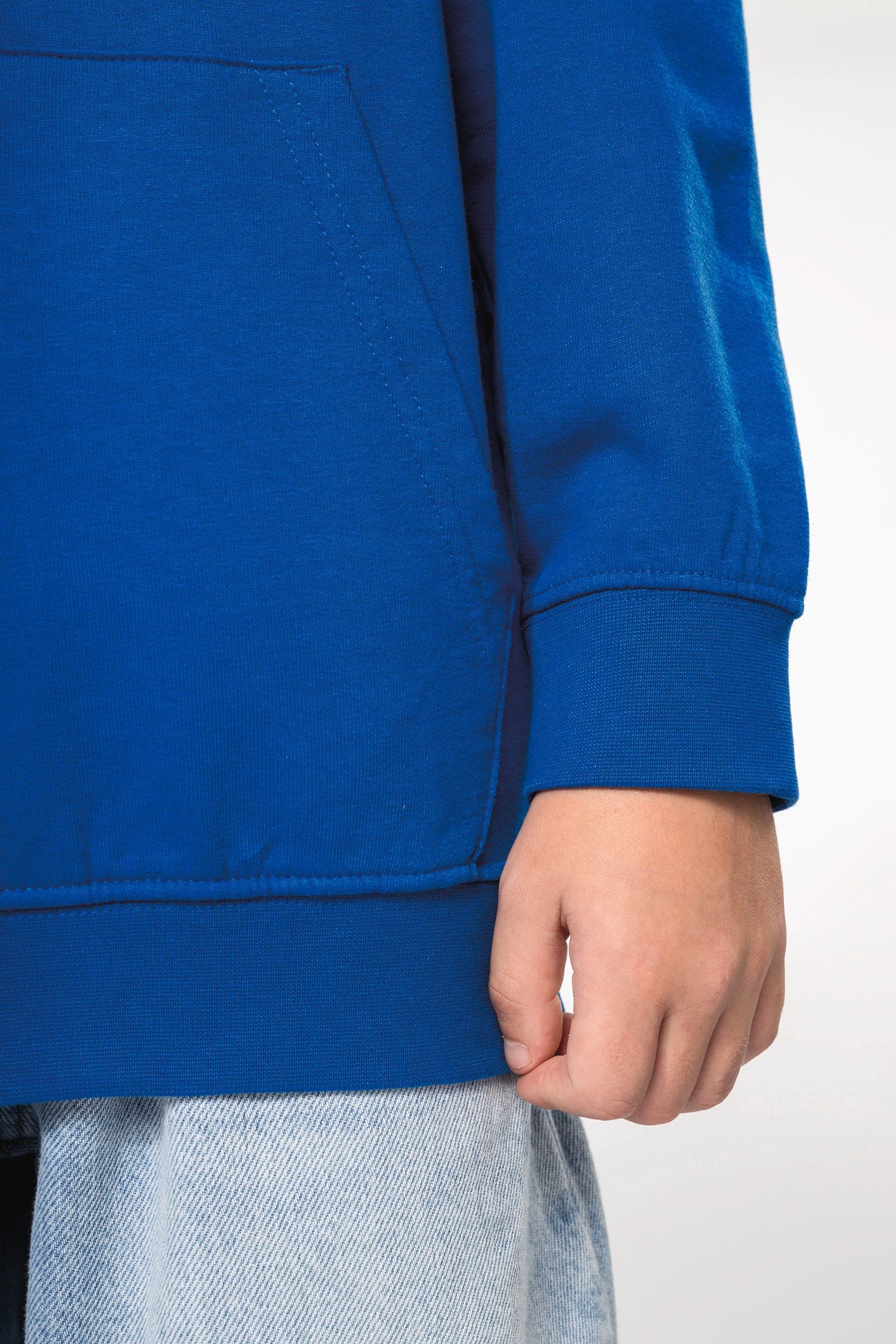 Sweat-shirt capuche contrastée enfant en situation