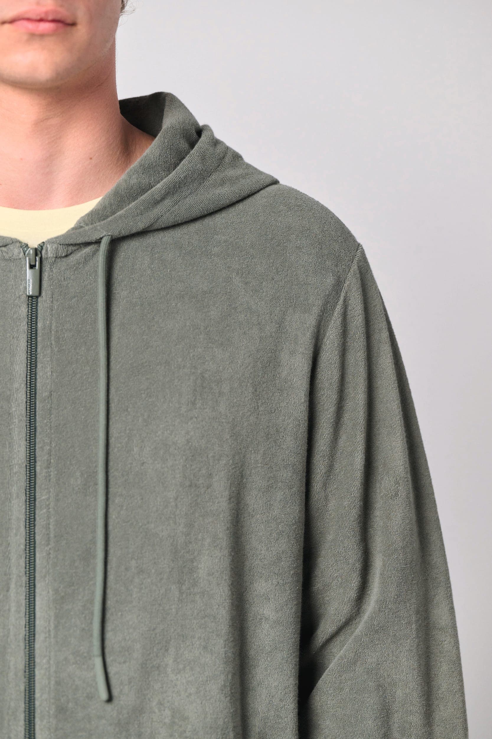 Sweat-shirt écoresponsable en éponge zippé à capuche homme en situation