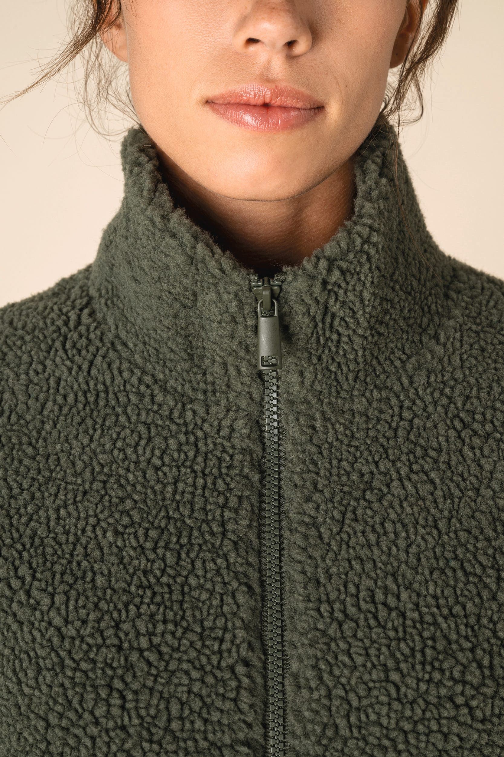 Sweat-shirt zippé à épaules tombantes en sherpa unisexe en situation
