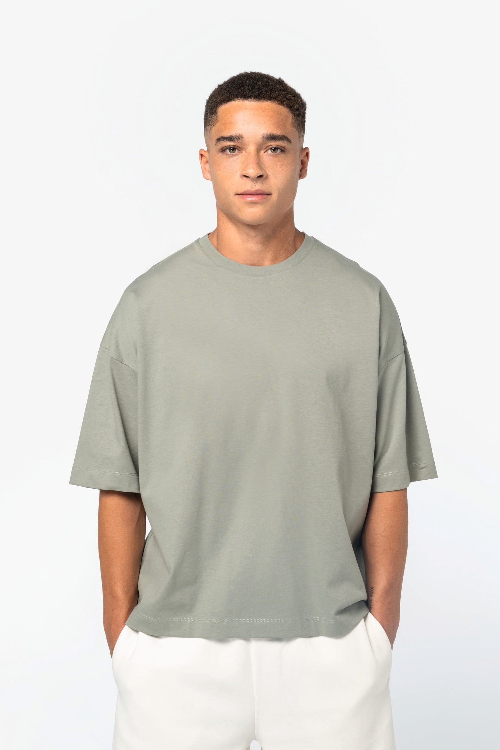T-shirt écoresponsable boxy à épaules tombantes homme en situation