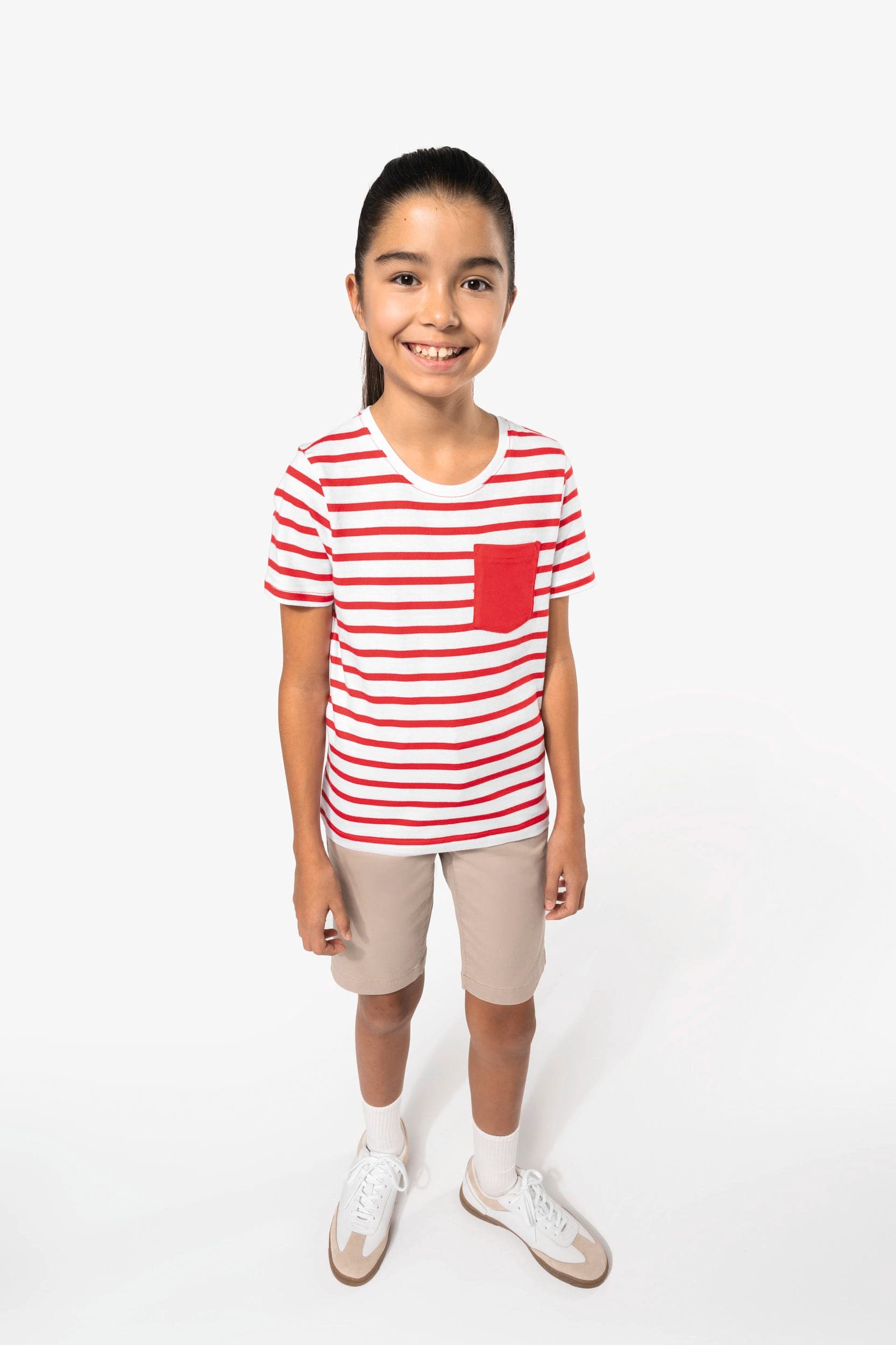 T-shirt rayé marin avec poche manches courtes enfant en situation