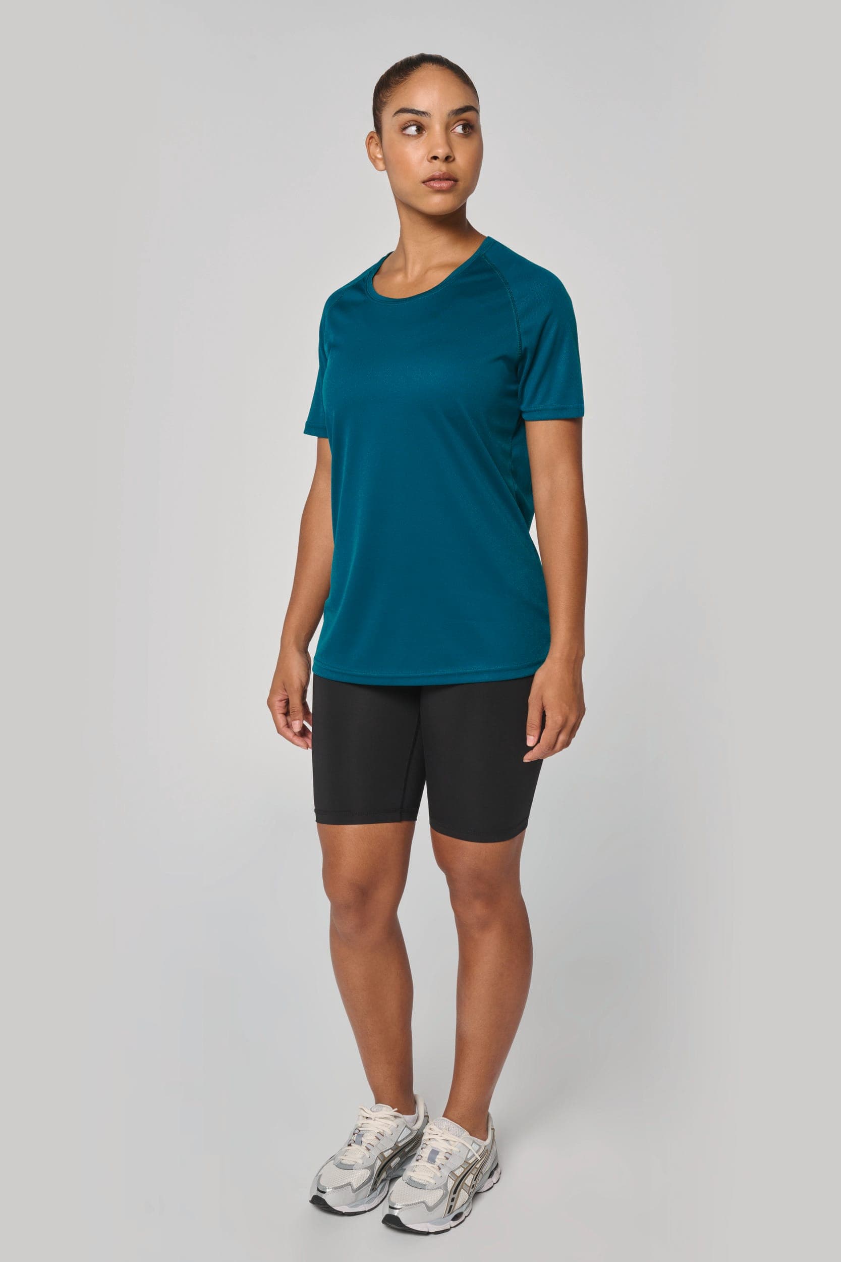 T-shirt de sport à col rond recyclé femme en situation