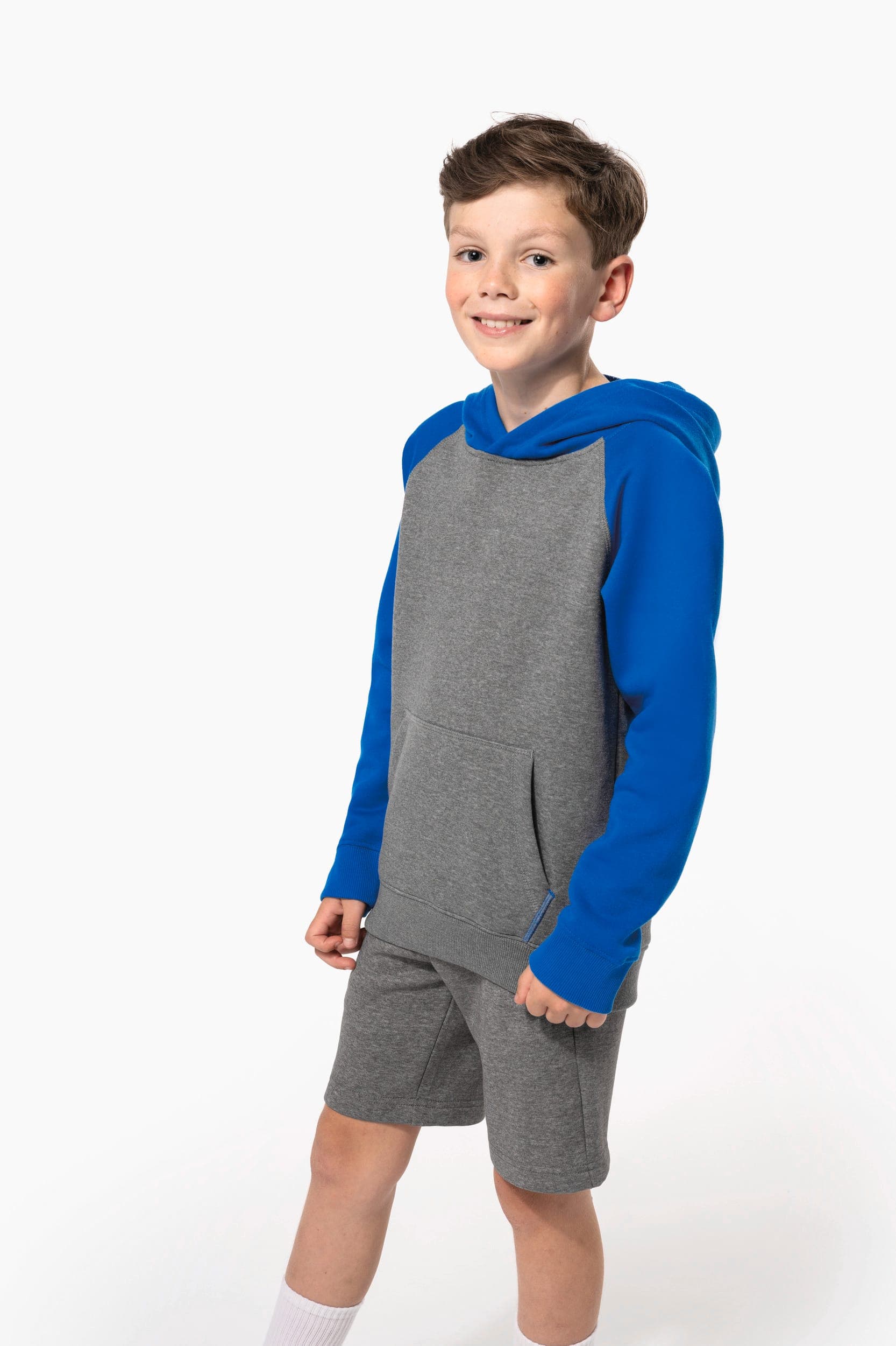 Sweat-shirt capuche bicolore enfant en situation