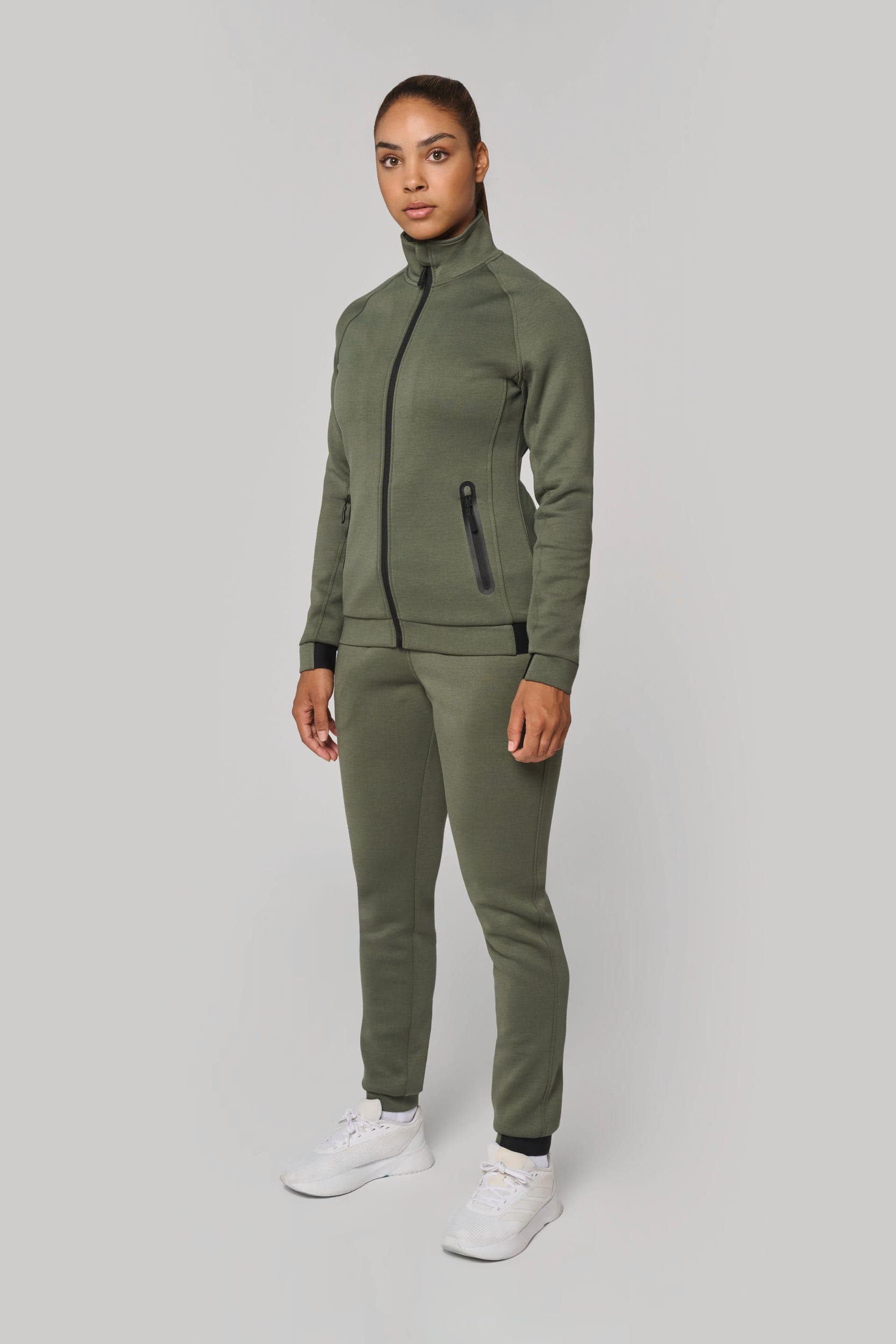Pantalon performance femme en situation