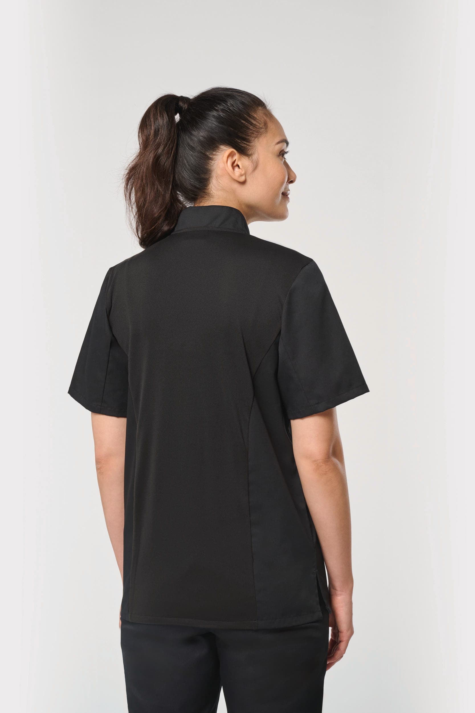 Veste de cuisine écoresponsable et respirante manches courtes unisexe en situation