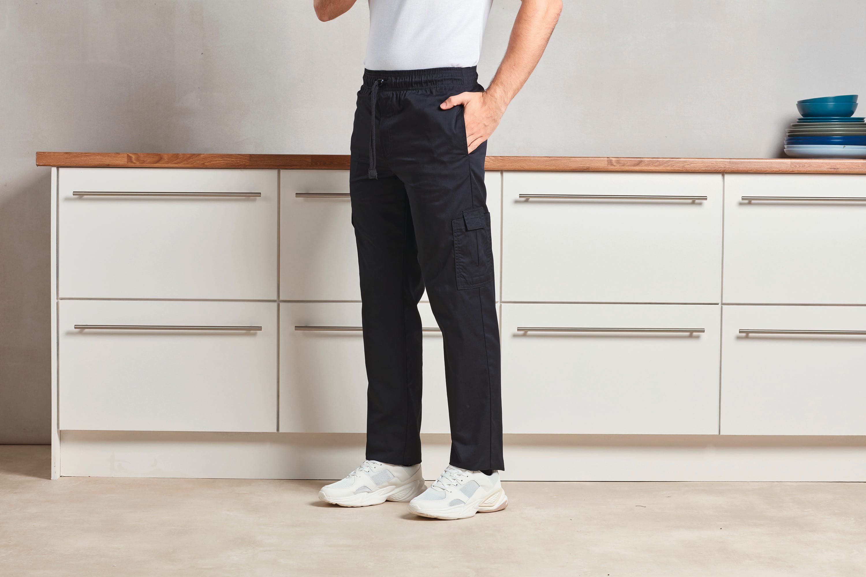 Pantalon de chef "Essential" en situation