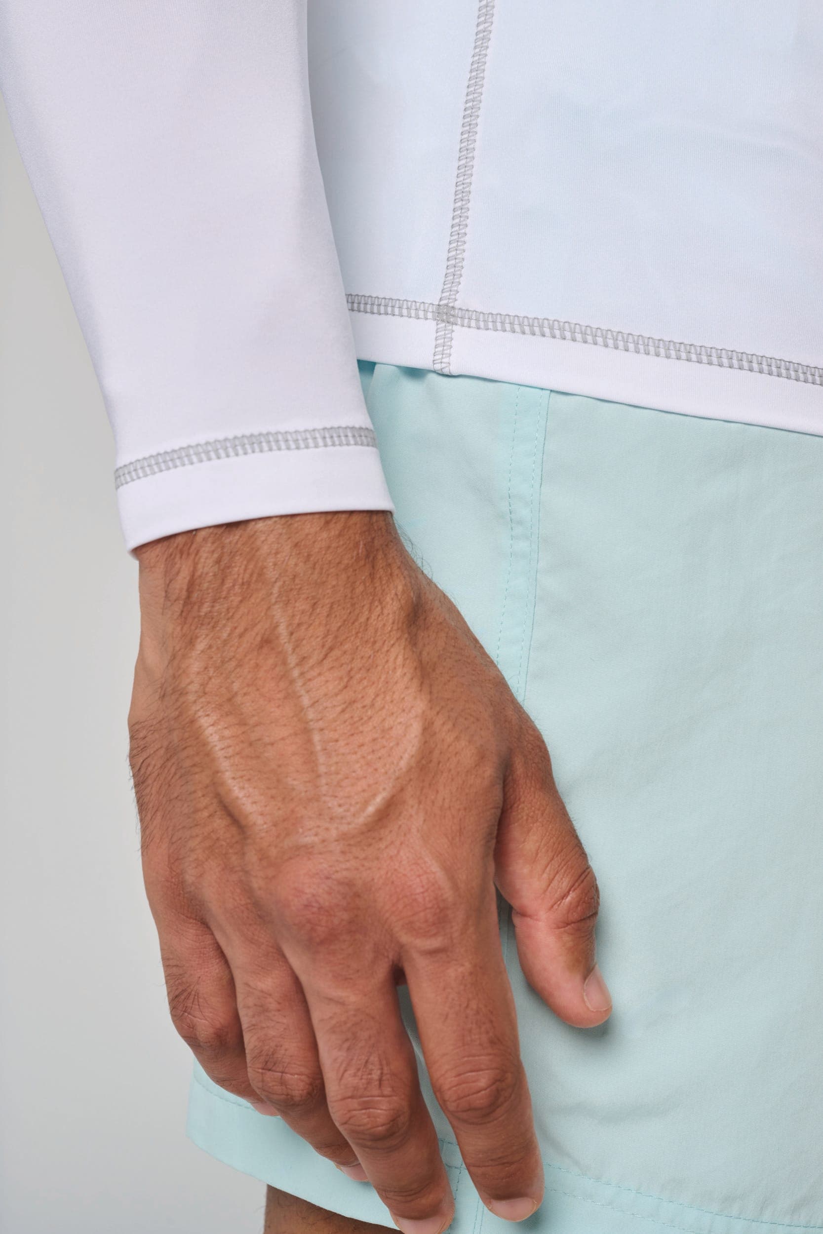 T-shirt technique à manches longues avec protection anti-UV unisexe en situation