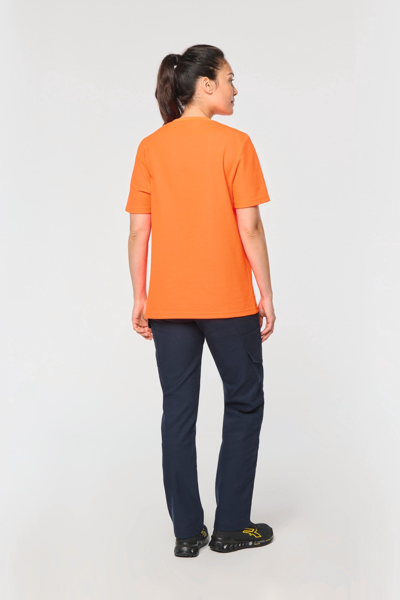 T-shirt unisexe écoresponsable coton/polyester en situation