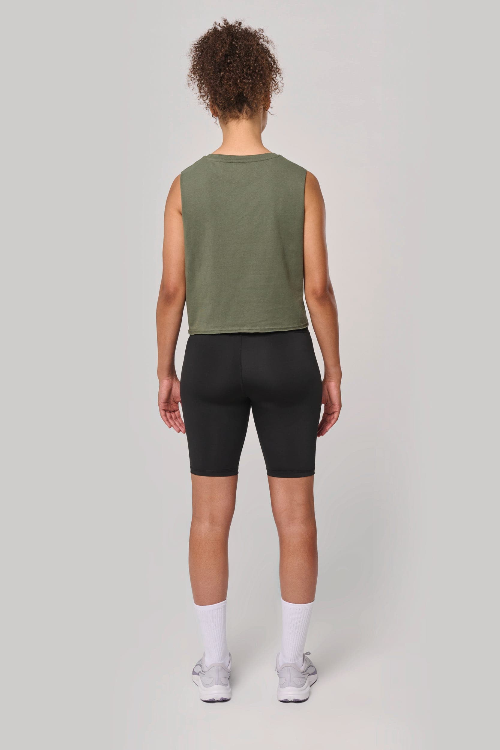 T-shirt crop sans manches femme en situation