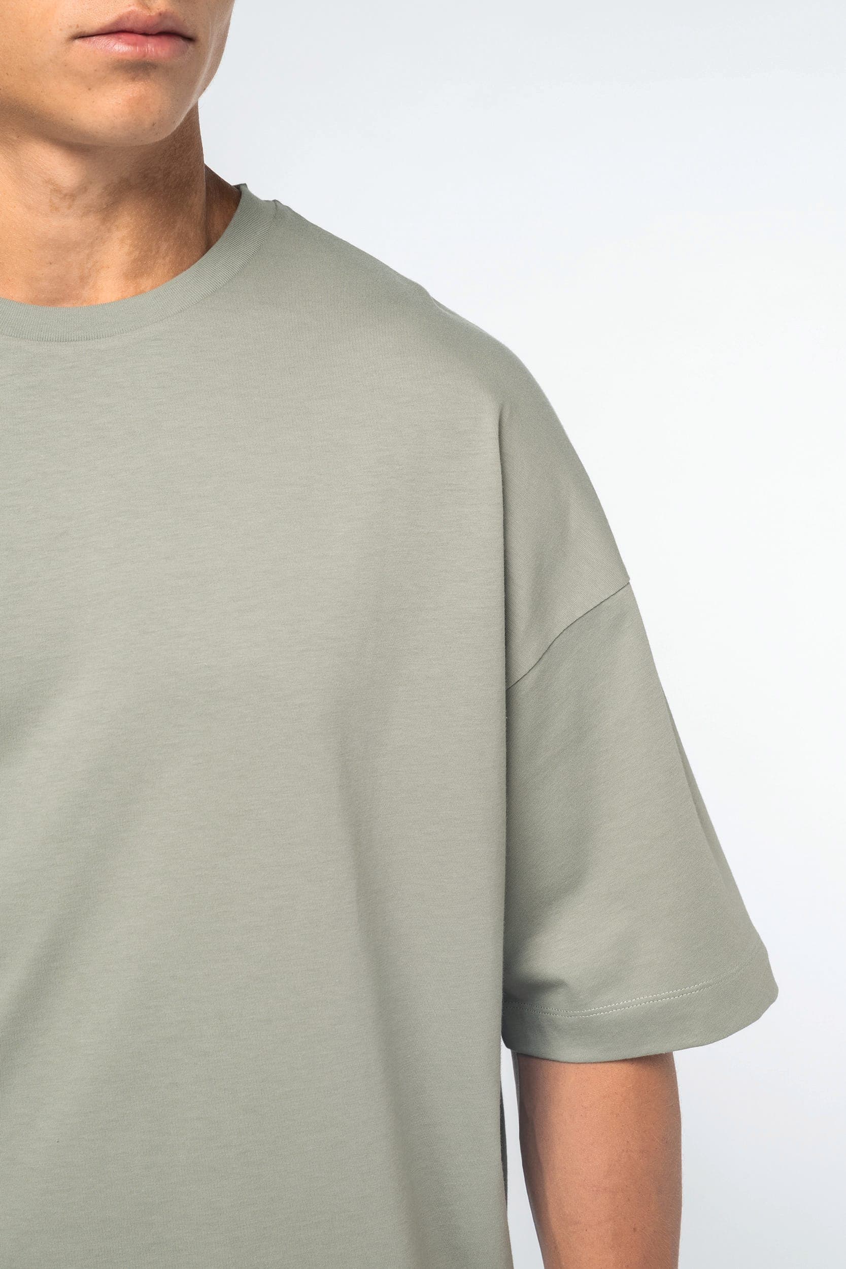 T-shirt écoresponsable boxy à épaules tombantes homme en situation