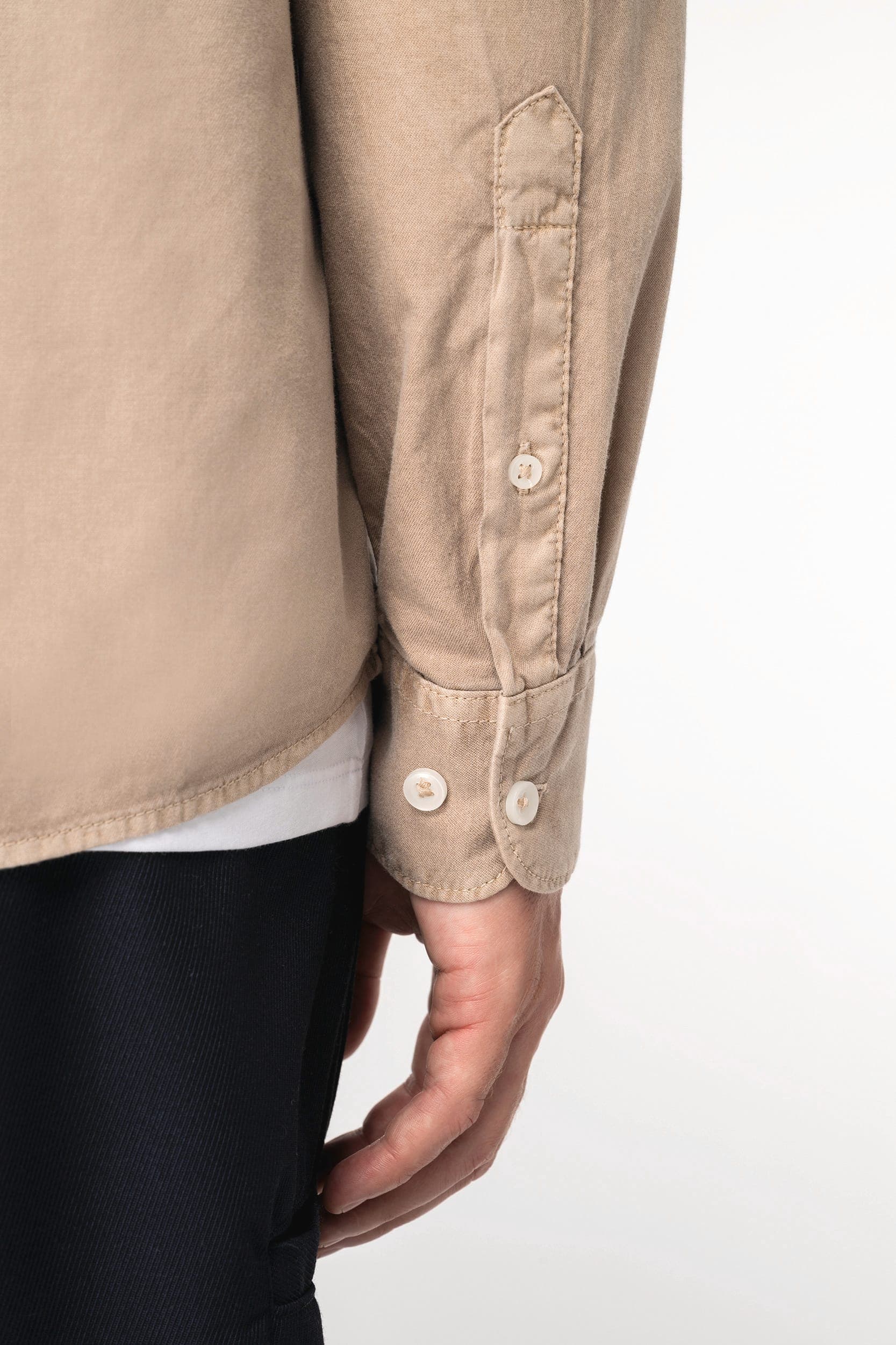 Chemise écoresponsable délavée homme en situation
