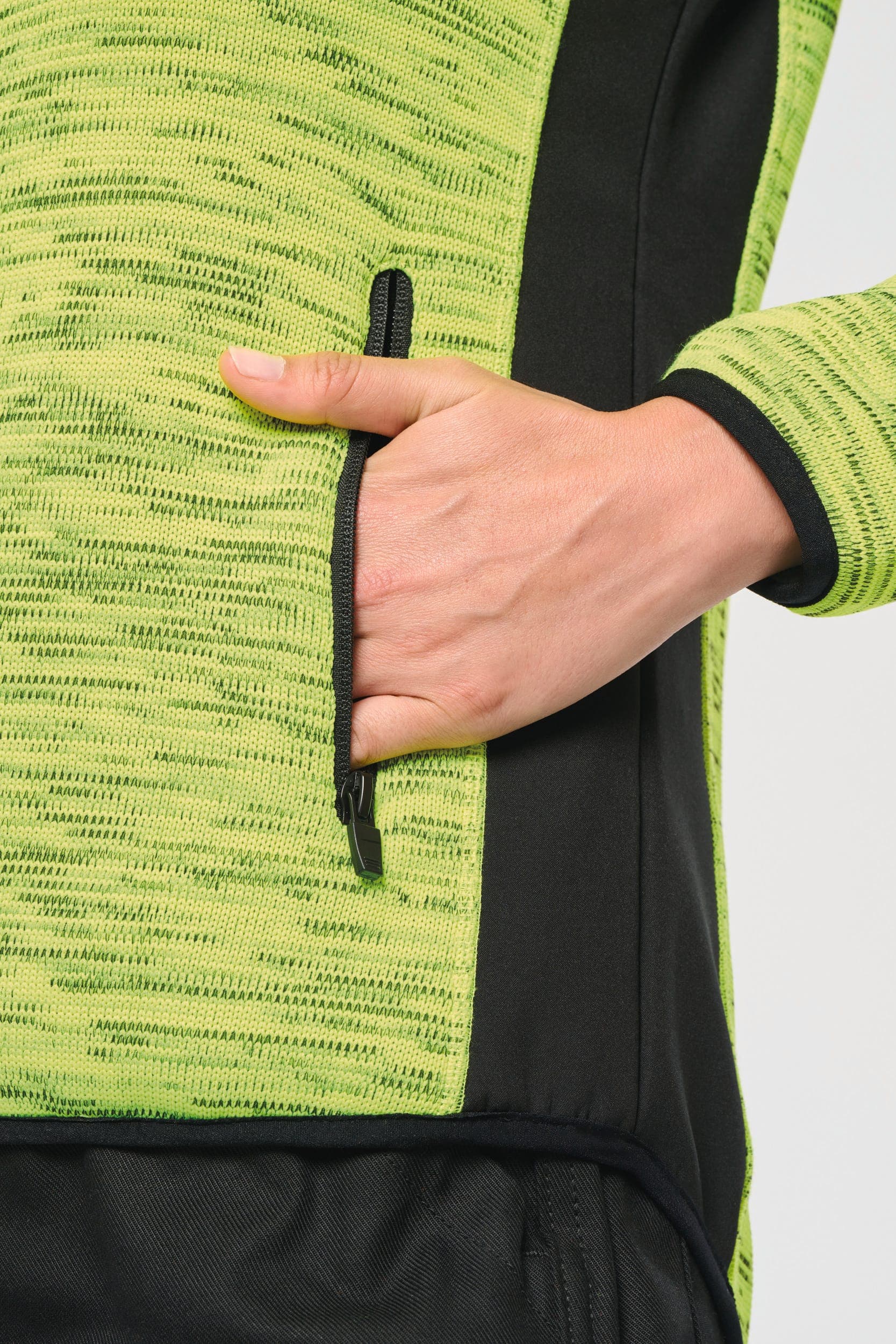 Veste recyclée en polytricot femme en situation