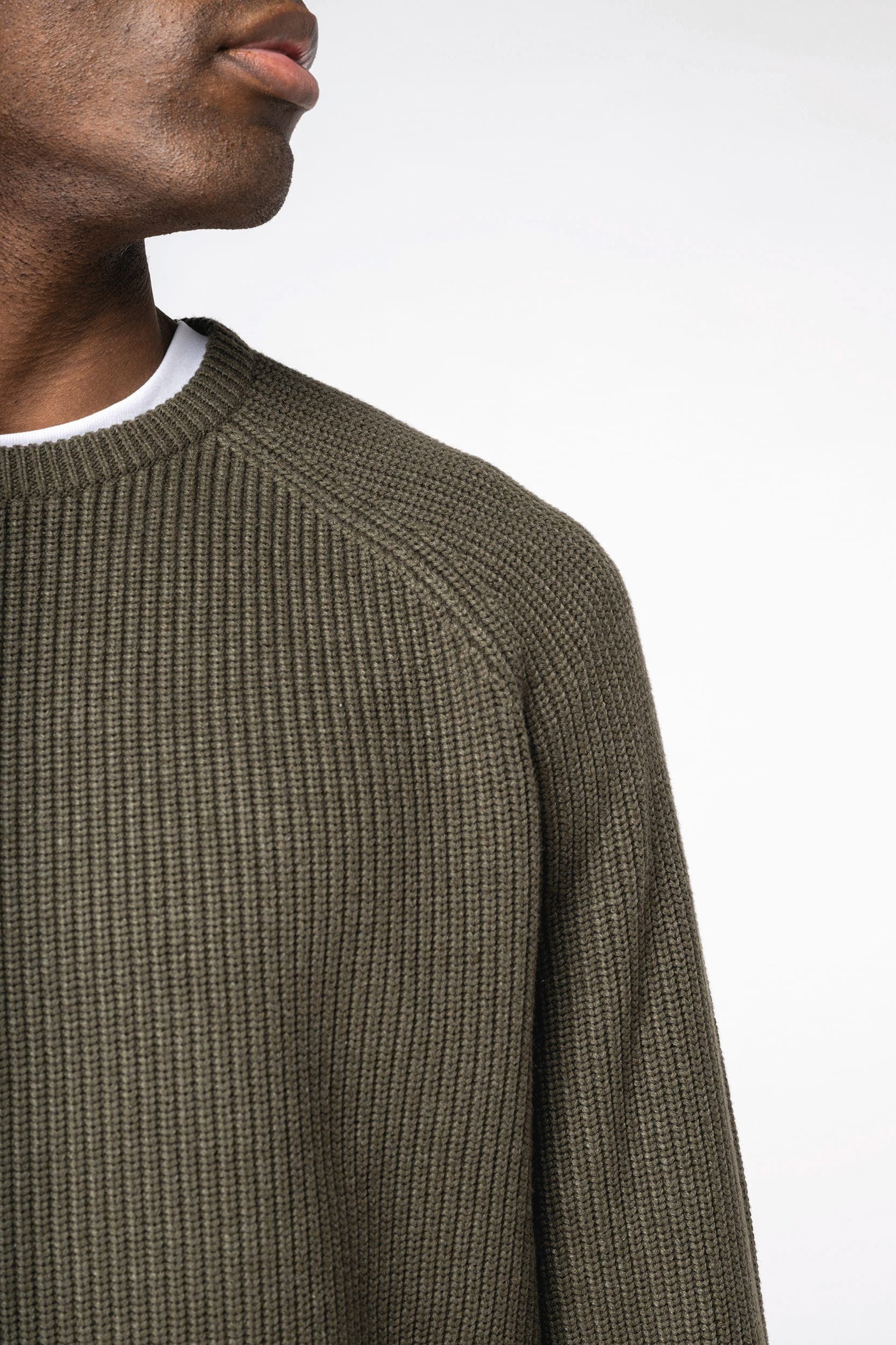 Pull écoresponsable à grosses mailles homme en situation