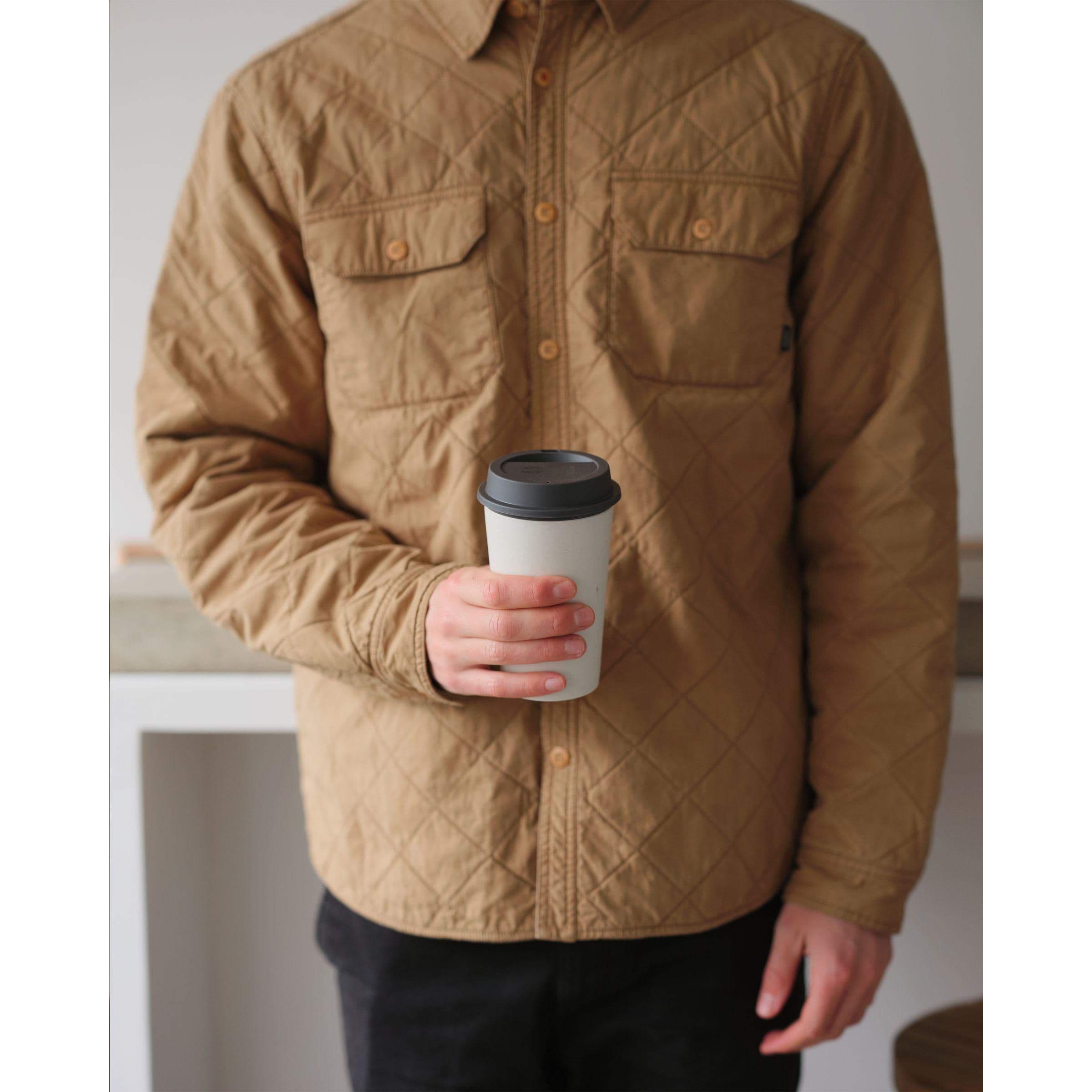 Mug Circular&Co Now Cup recyclé couvercle noir 340 ml en situation