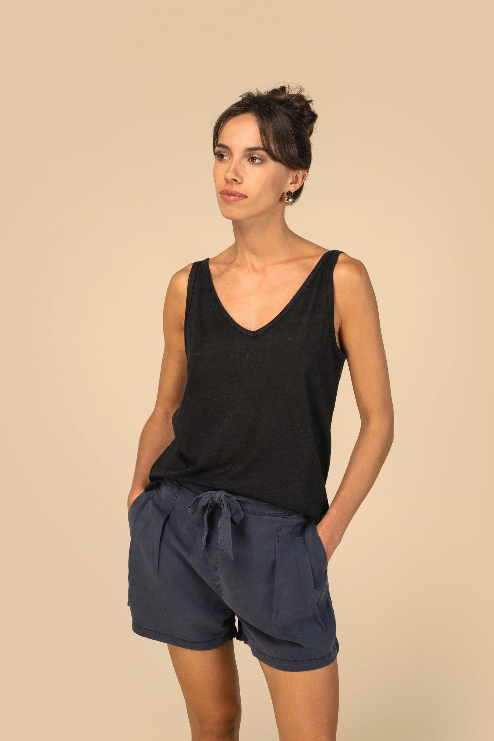 Short écoresponsable délavé en lyocell femme en situation