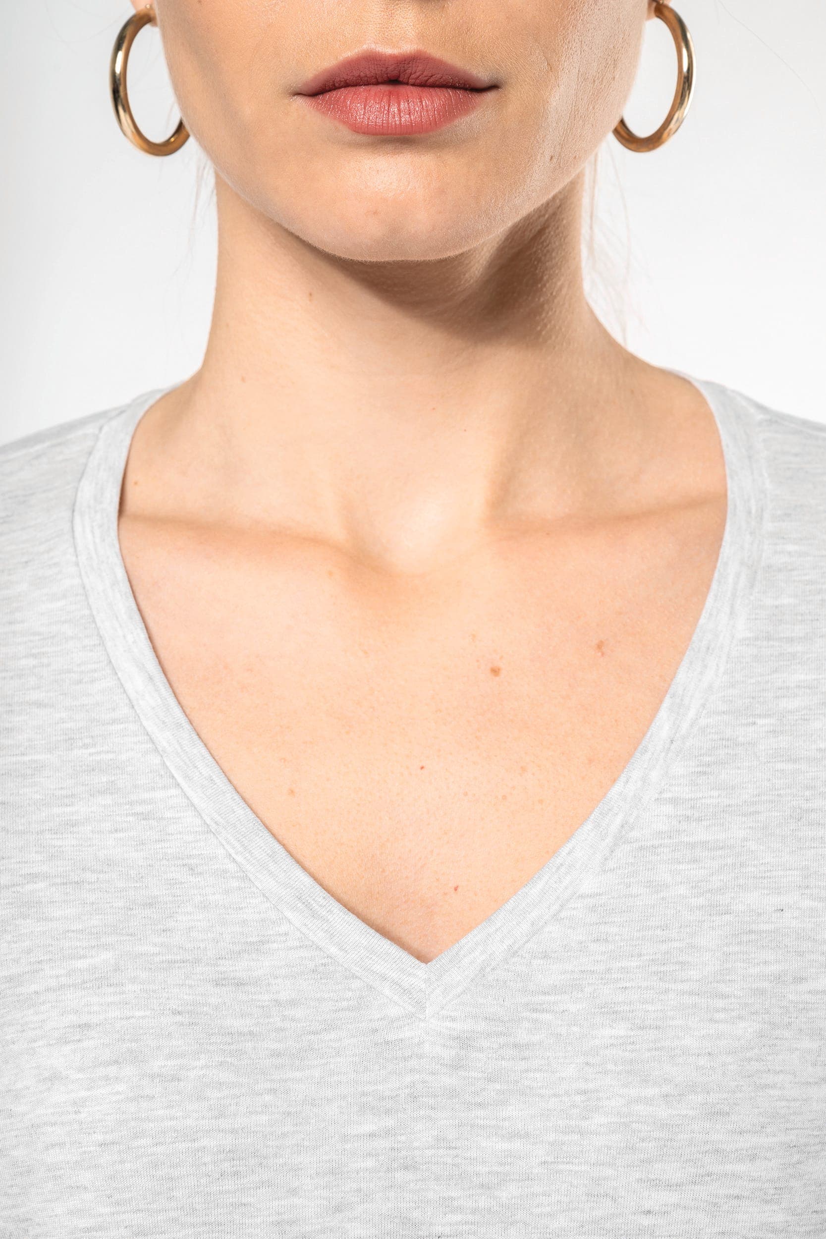 T-shirt col V manches longues femme en situation