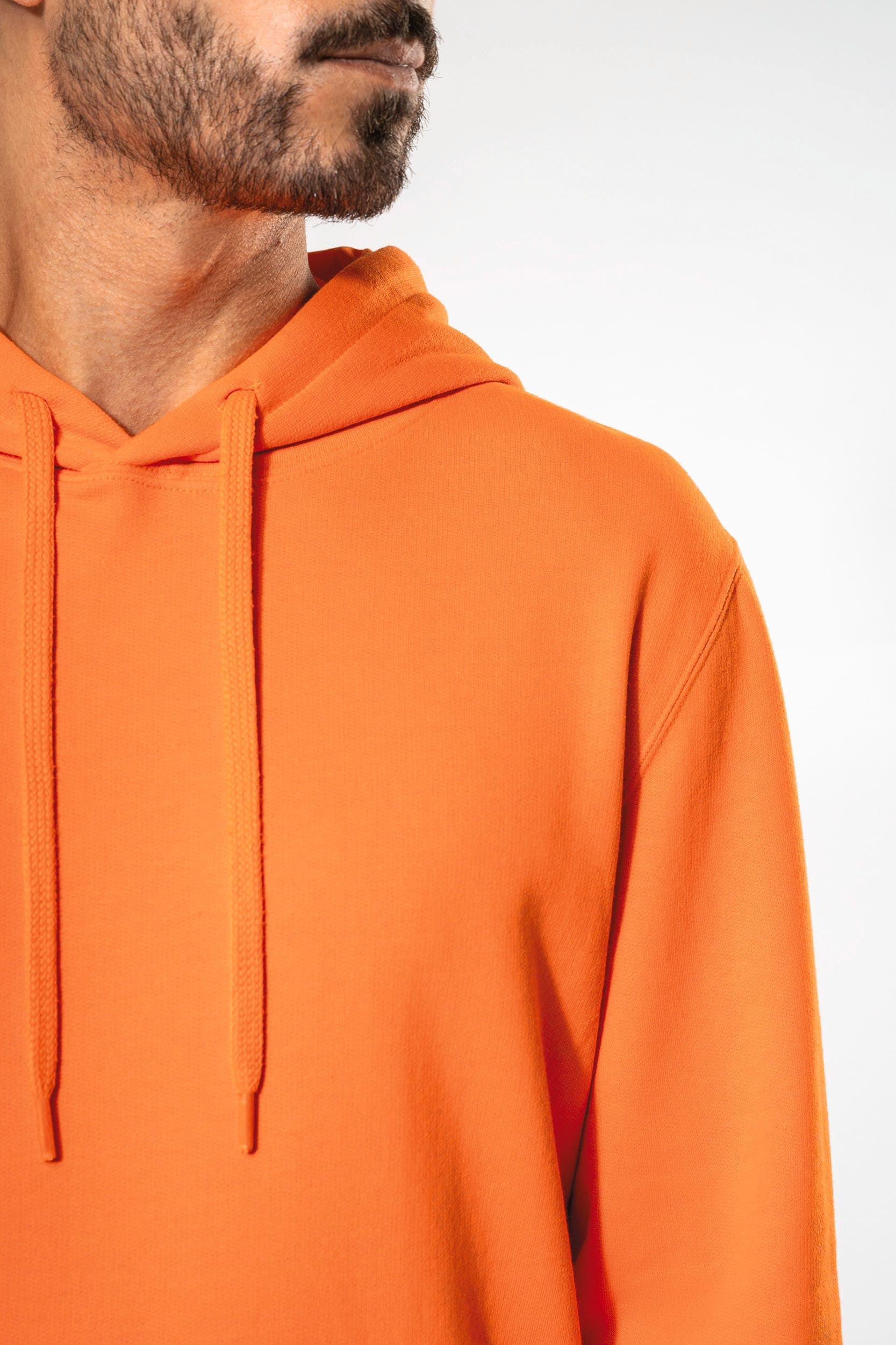 Sweat-shirt recyclé à capuche unisexe en situation