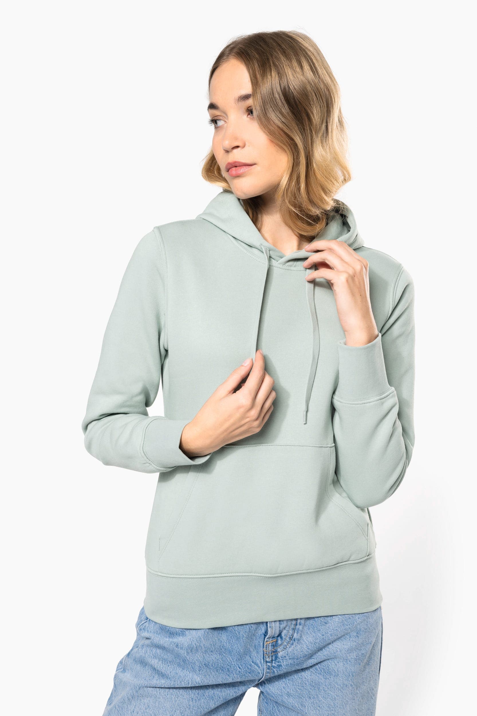 Sweat-shirt écoresponsable à capuche femme en situation